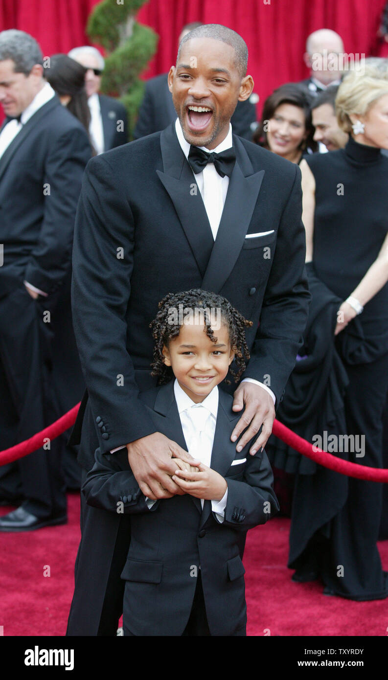 Acteur Will Smith et son fils Jaden Christopher Syre Smith arrivent pour la 79e assemblée annuelle de l'Academy Awards, qui a eu lieu au Kodak Theatre à Hollywood, Californie, le 25 février 2007. Cinquante Oscars sera accordée pour la réalisation de films en 2006. (Photo d'UPI/Terry Schmitt) Banque D'Images