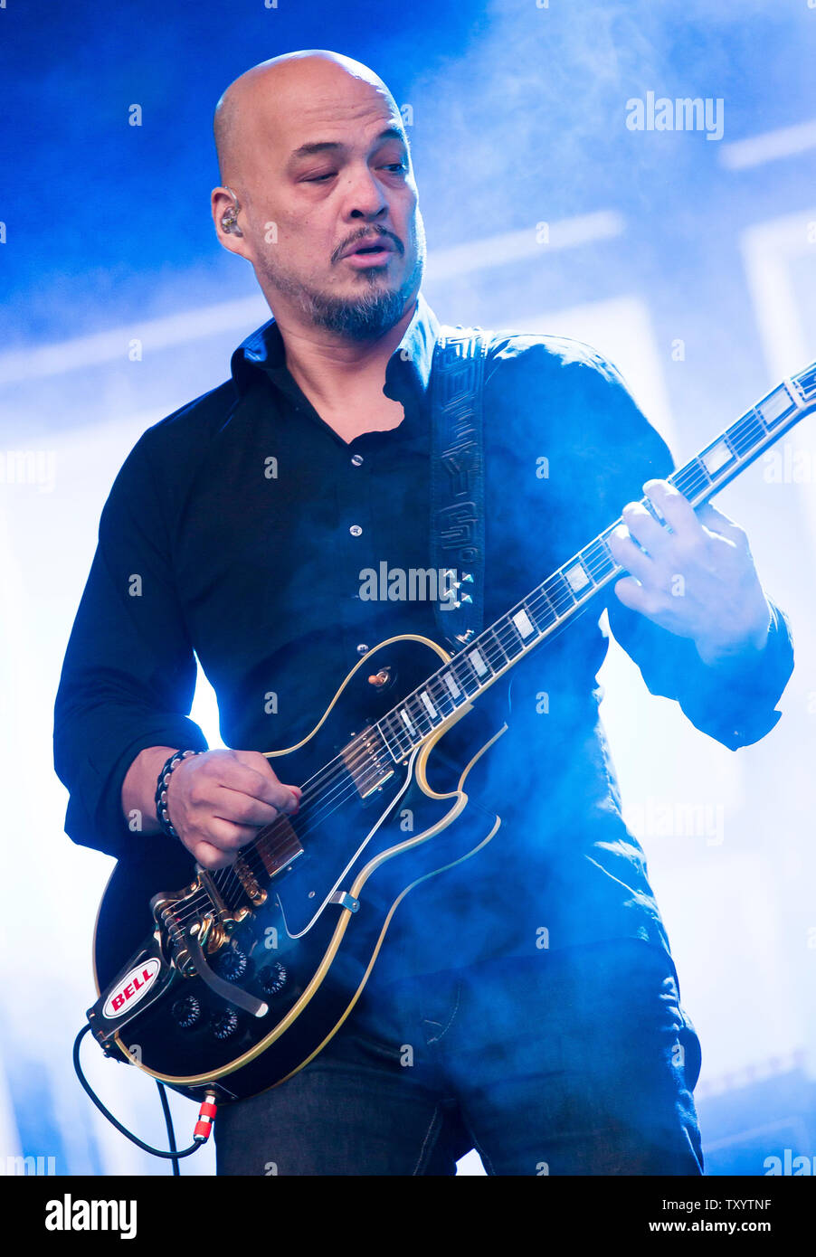 Joey Santiago, du groupe de rock grunge américain The Pixies joue au festival de Glastonbury en 2014. Glastonbury Festival of Contemporary Arts de la scène est le plus grand festival de musique au Royaume-Uni, attirant plus de 135 000 personnes chaque à Pilton, Somerset. Banque D'Images