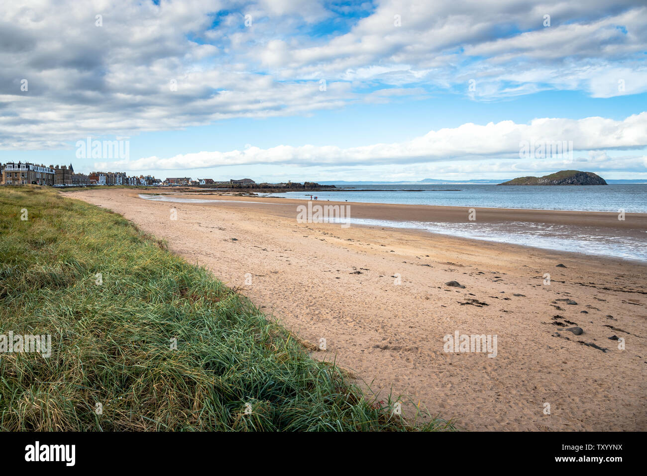 Jolie plage de sable fin sur une journée ensoleillée d'automne Banque D'Images