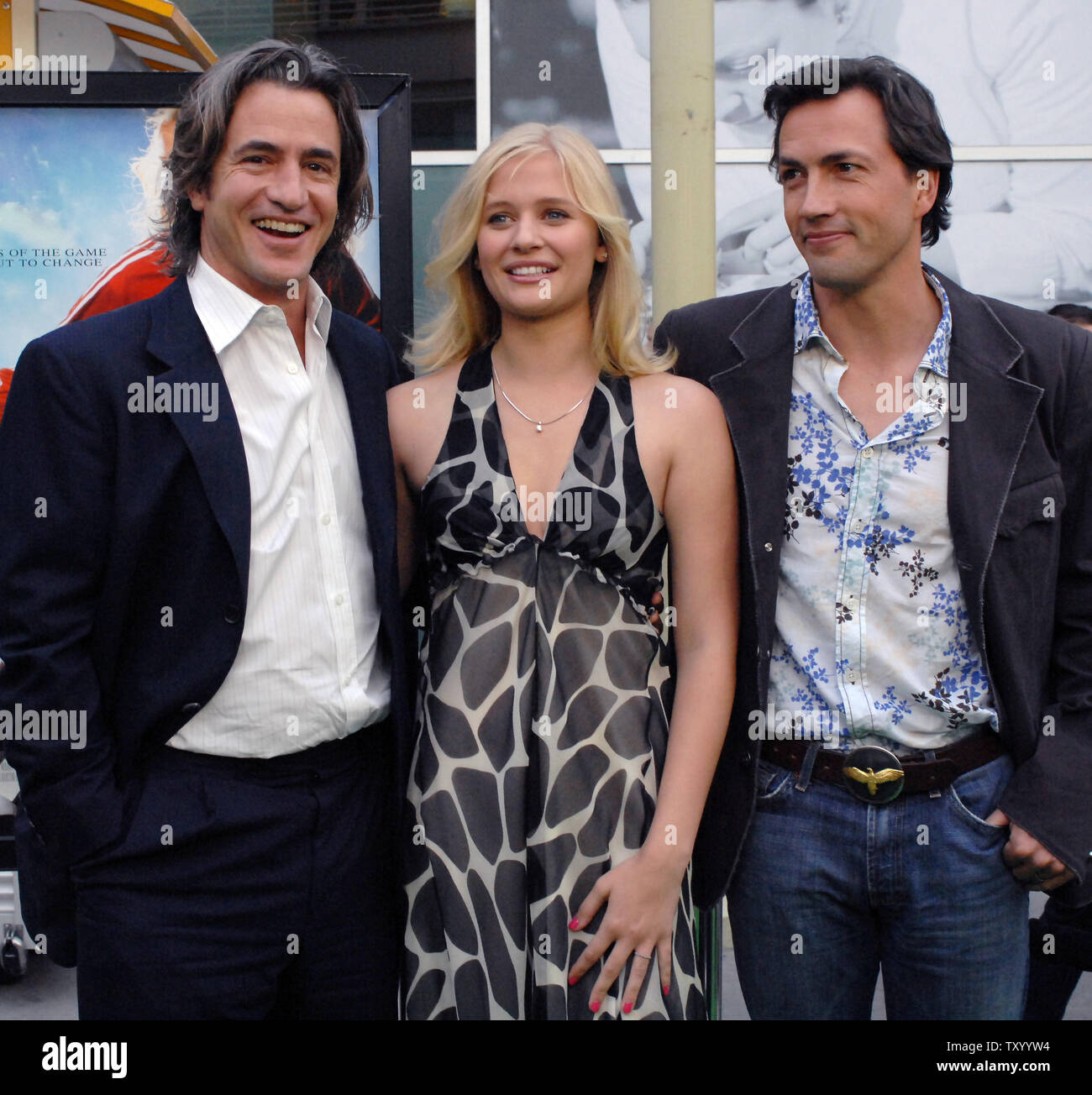 Dermot Mulroney, Carly Schroeder et Andrew Shue (L-R), acteurs dans la motion picture drama 'Gracie', recueillir sur le tapis rouge lors de la première du film à Los Angeles le 23 mai 2007. "Gracie" a été inspiré par l'histoire d'une capacité de 16 ans qui après un drame familial a changé sa vie, se sont battus pour, et a obtenu le droit pour les femmes du monde entier de jouer au soccer compétitif. (Photo d'UPI/Jim Ruymen) Banque D'Images