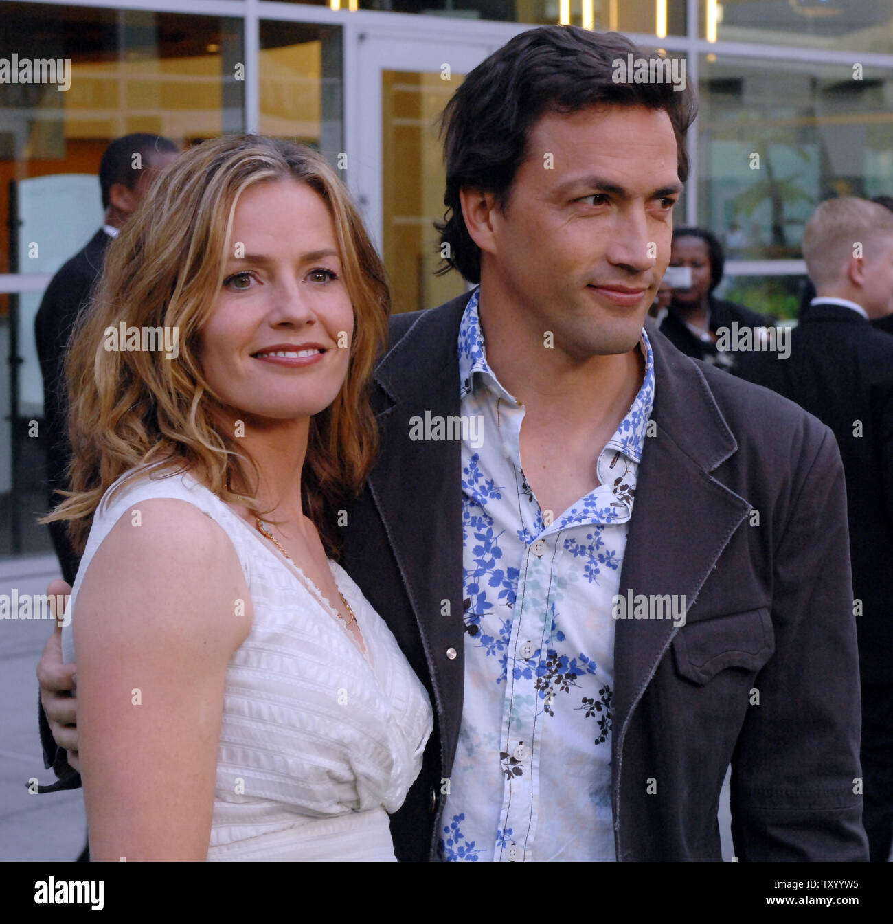 Elisabeth Shue et Andrew Shue, acteurs dans la motion picture drama 'Gracie', recueillir sur le tapis rouge lors de la première du film à Los Angeles le 23 mai 2007. "Gracie" a été inspiré par l'histoire d'un 16-year-old girl, qui, après un drame familial a changé sa vie, se sont battus pour, et a obtenu le droit pour les femmes du monde entier de jouer au soccer compétitif. (Photo d'UPI/Jim Ruymen) Banque D'Images Elisabeth Shue et Andrew Shue, acteurs dans la motion picture drama 'Gracie', recueillir sur le tapis rouge lors de la première du film à Los Angeles le 23 mai 2007. "Gracie" a été inspiré par l'histoire d'un 16-year-old girl, qui, après un drame familial a changé sa vie, se sont battus pour, et a obtenu le droit pour les femmes du monde entier de jouer au soccer compétitif. (Photo d'UPI/Jim Ruymen) Banque D'Images
