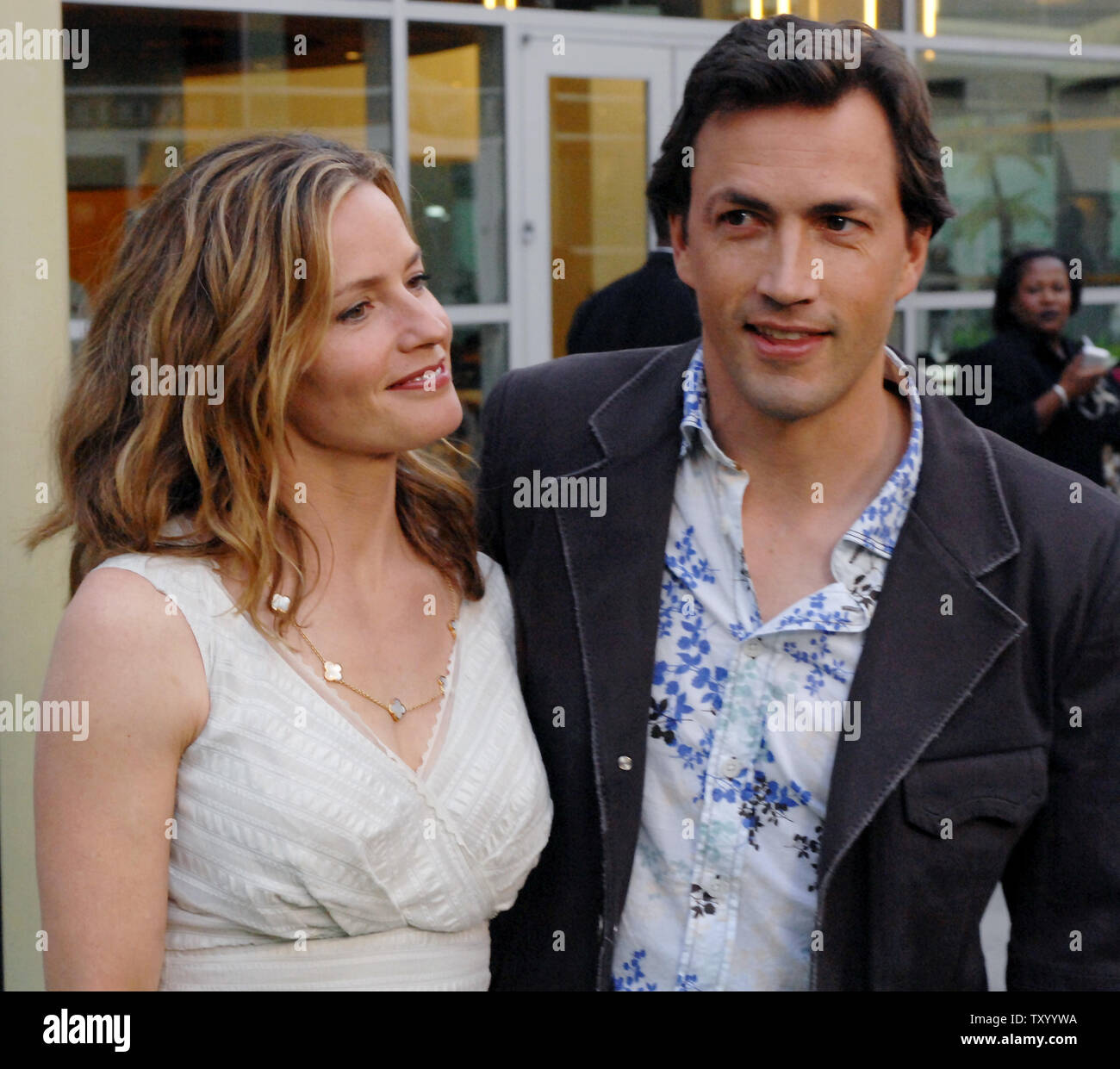 Elisabeth Shue et Andrew Shue, acteurs dans la motion picture drama 'Gracie', recueillir sur le tapis rouge lors de la première du film à Los Angeles le 23 mai 2007. "Gracie" a été inspiré par l'histoire d'un 16-year-old girl, qui, après un drame familial a changé sa vie, se sont battus pour, et a obtenu le droit pour les femmes du monde entier de jouer au soccer compétitif. (Photo d'UPI/Jim Ruymen) Banque D'Images Elisabeth Shue et Andrew Shue, acteurs dans la motion picture drama 'Gracie', recueillir sur le tapis rouge lors de la première du film à Los Angeles le 23 mai 2007. "Gracie" a été inspiré par l'histoire d'un 16-year-old girl, qui, après un drame familial a changé sa vie, se sont battus pour, et a obtenu le droit pour les femmes du monde entier de jouer au soccer compétitif. (Photo d'UPI/Jim Ruymen) Banque D'Images