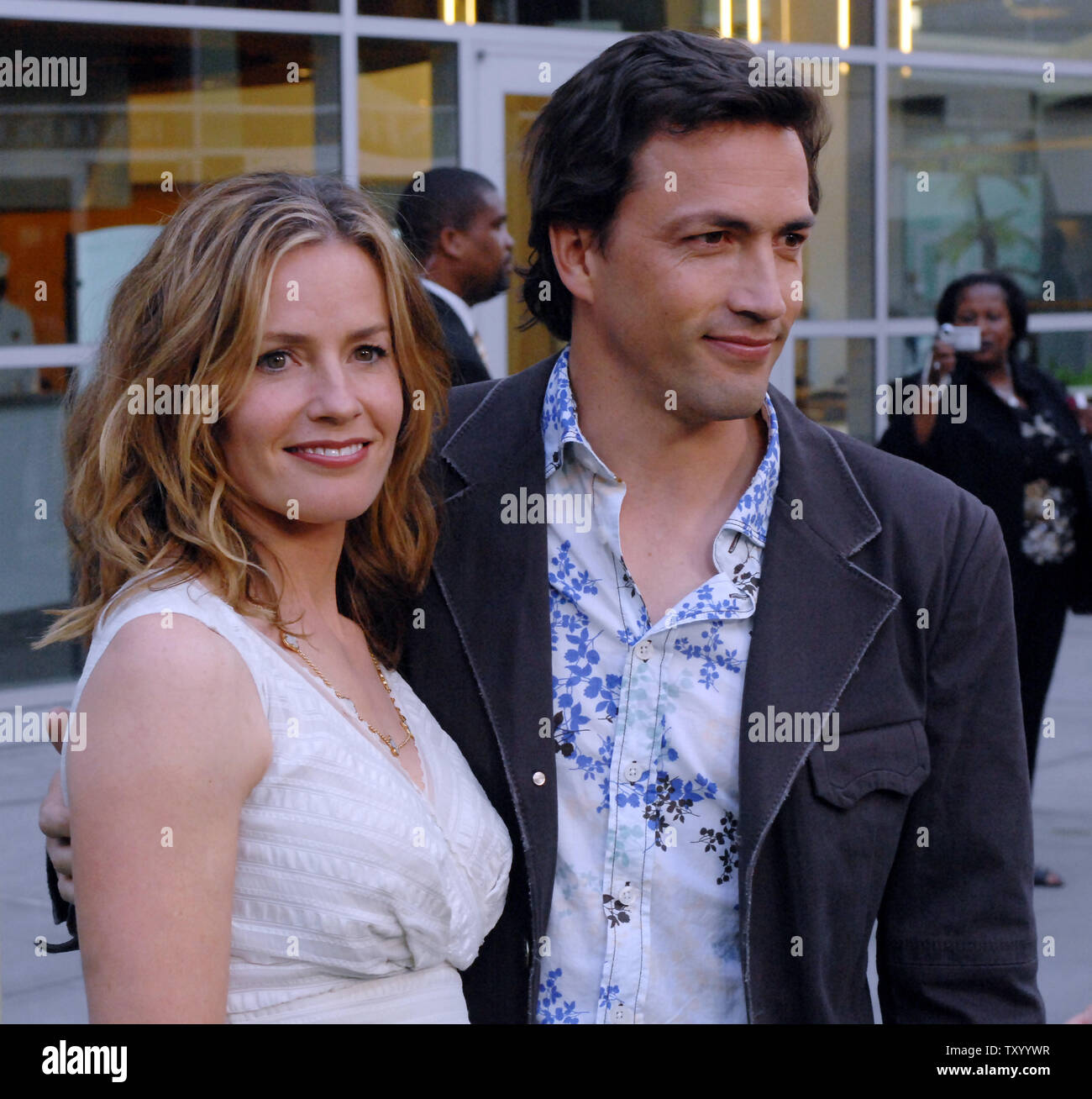 Elisabeth Shue et Andrew Shue, acteurs dans la motion picture drama 'Gracie', recueillir sur le tapis rouge lors de la première du film à Los Angeles le 23 mai 2007. "Gracie" a été inspiré par l'histoire d'un 16-year-old girl, qui, après un drame familial a changé sa vie, se sont battus pour, et a obtenu le droit pour les femmes du monde entier de jouer au soccer compétitif. (Photo d'UPI/Jim Ruymen) Banque D'Images Elisabeth Shue et Andrew Shue, acteurs dans la motion picture drama 'Gracie', recueillir sur le tapis rouge lors de la première du film à Los Angeles le 23 mai 2007. "Gracie" a été inspiré par l'histoire d'un 16-year-old girl, qui, après un drame familial a changé sa vie, se sont battus pour, et a obtenu le droit pour les femmes du monde entier de jouer au soccer compétitif. (Photo d'UPI/Jim Ruymen) Banque D'Images