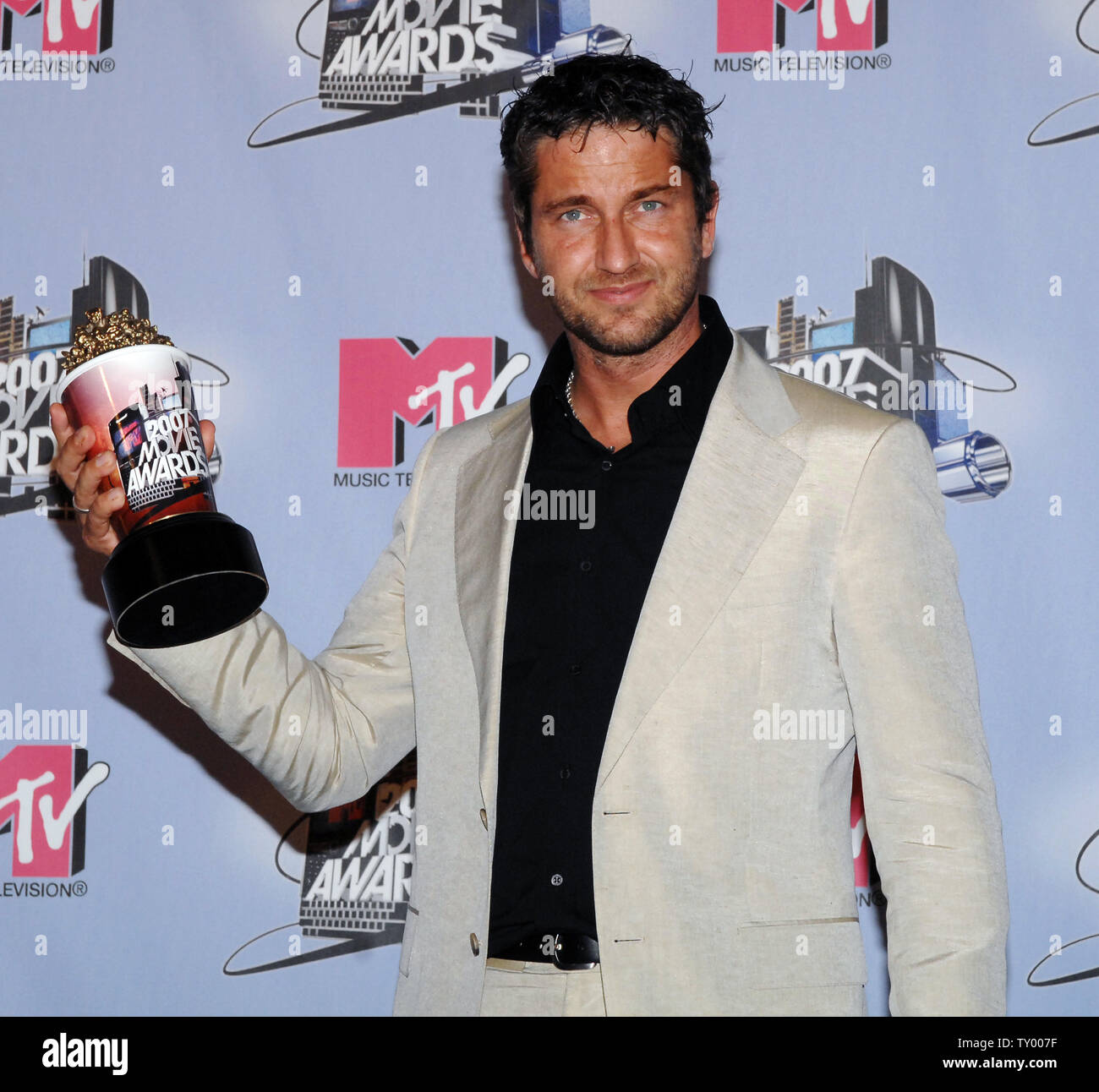L'acteur Gerard Butler apparaît backstage avec son prix de la meilleure scène de combat pour son rôle dans '300' pendant les MTV Movie Awards à Los Angeles le 3 juin 2007. (Photo d'UPI/Jim Ruymen) Banque D'Images