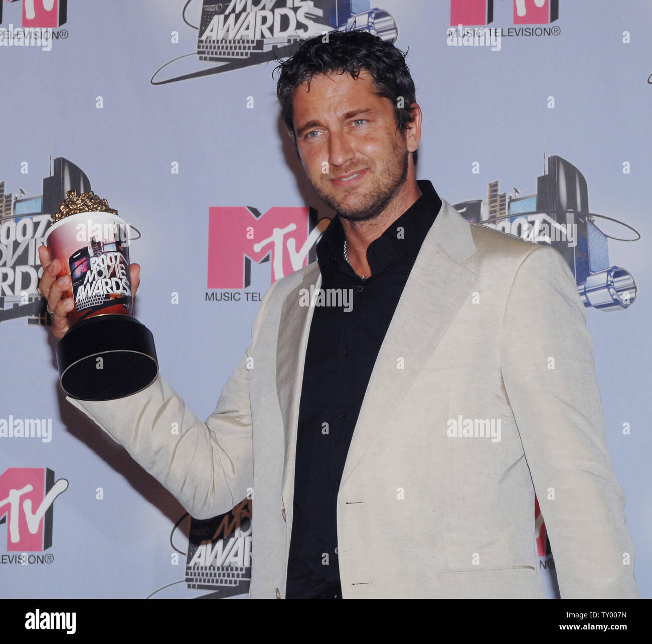 L'acteur Gerard Butler apparaît backstage avec son prix de la meilleure scène de combat pour son rôle dans '300' pendant les MTV Movie Awards à Los Angeles le 3 juin 2007. (Photo d'UPI/Jim Ruymen) Banque D'Images