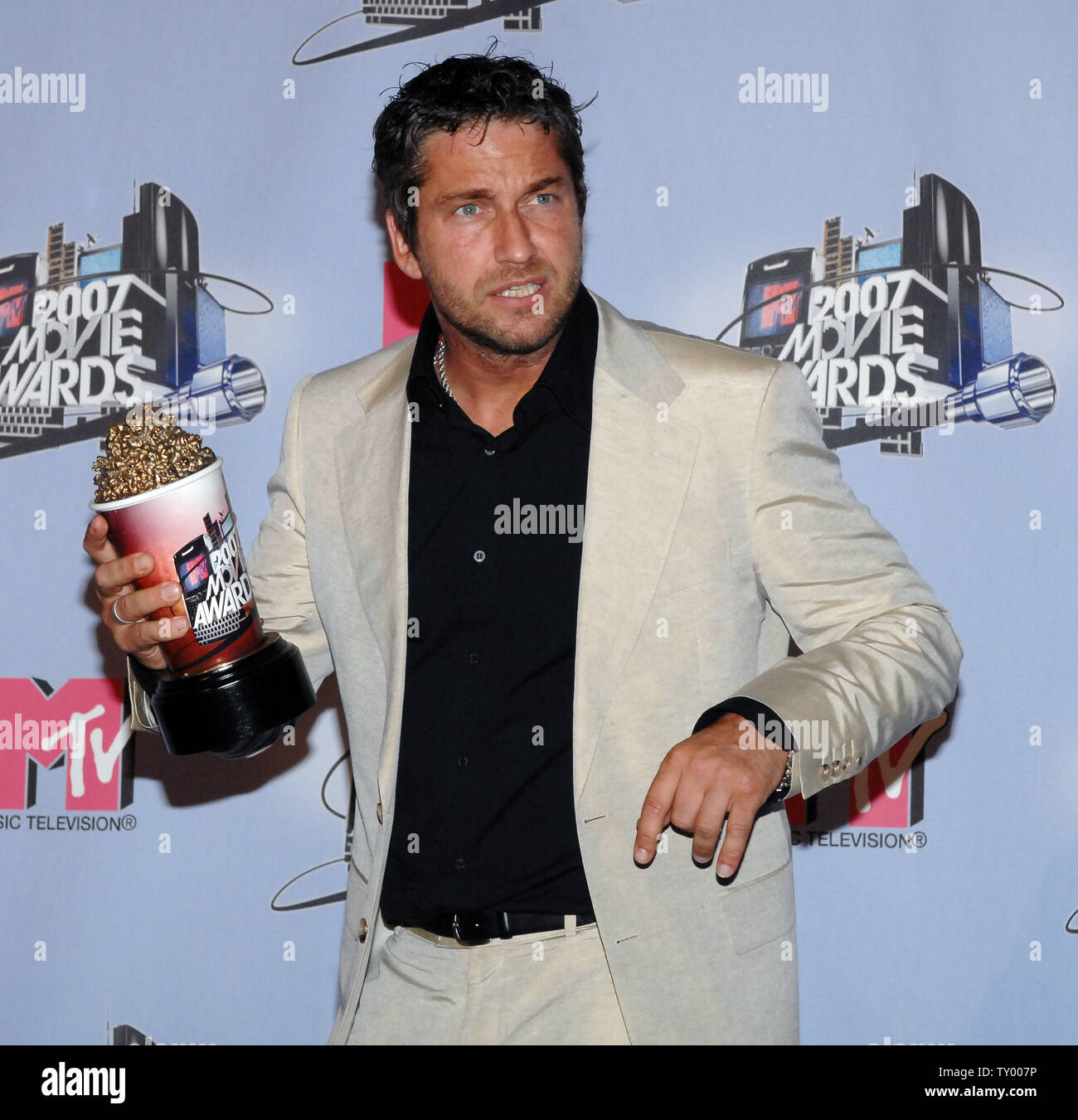 L'acteur Gerard Butler apparaît backstage avec son prix de la meilleure scène de combat pour son rôle dans '300' pendant les MTV Movie Awards à Los Angeles le 3 juin 2007. (Photo d'UPI/Jim Ruymen) Banque D'Images