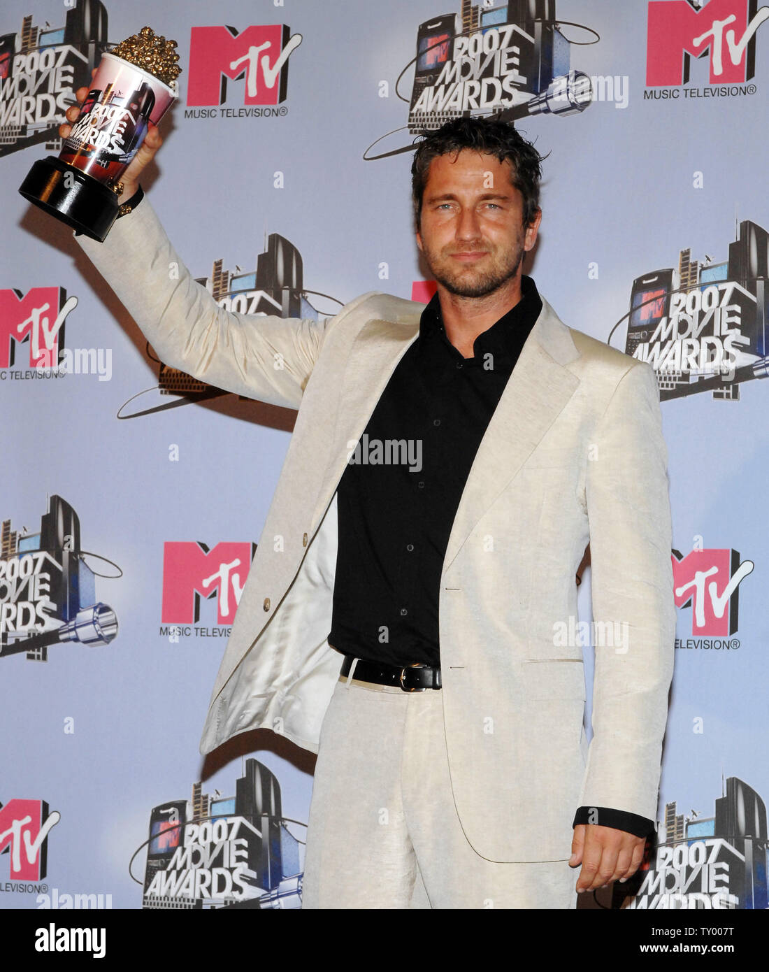 L'acteur Gerard Butler apparaît backstage avec son prix de la meilleure scène de combat pour son rôle dans '300' pendant les MTV Movie Awards à Los Angeles le 3 juin 2007. (Photo d'UPI/Jim Ruymen) Banque D'Images