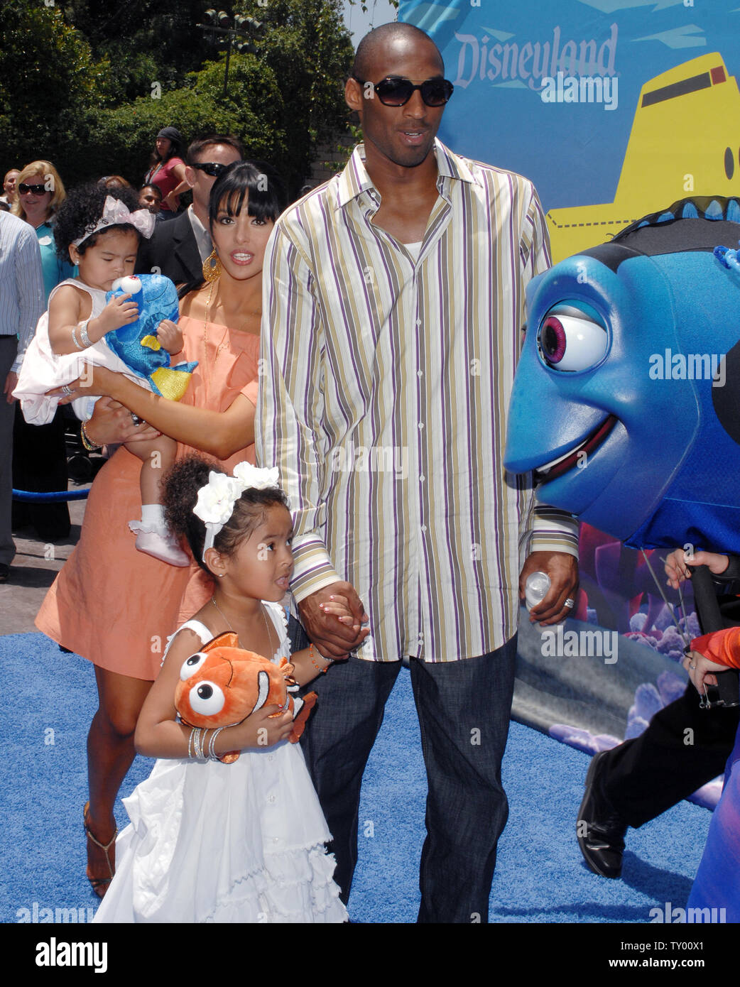 Joueur de basket-ball Los Angeles Lakers Kobe Bryant et sa femme Vanessa arrivent avec leurs filles Gianna (L) et Natalia pour l'aperçu de la célébrité de Nemo Submarine Voyage attractions au Parc Disneyland à Anaheim, Californie le 10 juin 2007. (Photo d'UPI/Jim Ruymen) Banque D'Images