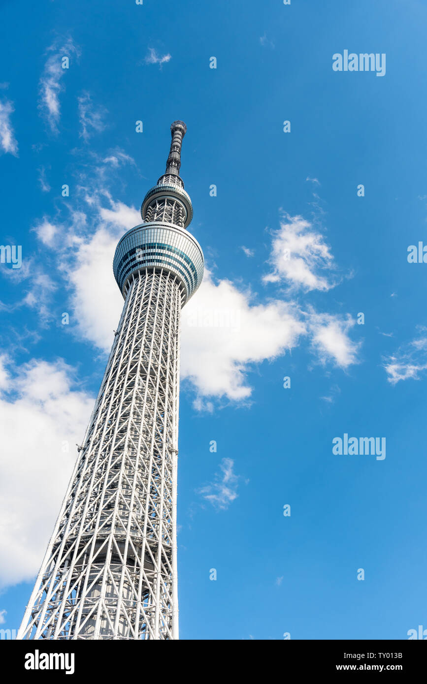 Tokyo, Japon - 24 mars 2019 : Vue de la tour Tokyo Skytree contre ciel bleu avec des nuages Banque D'Images