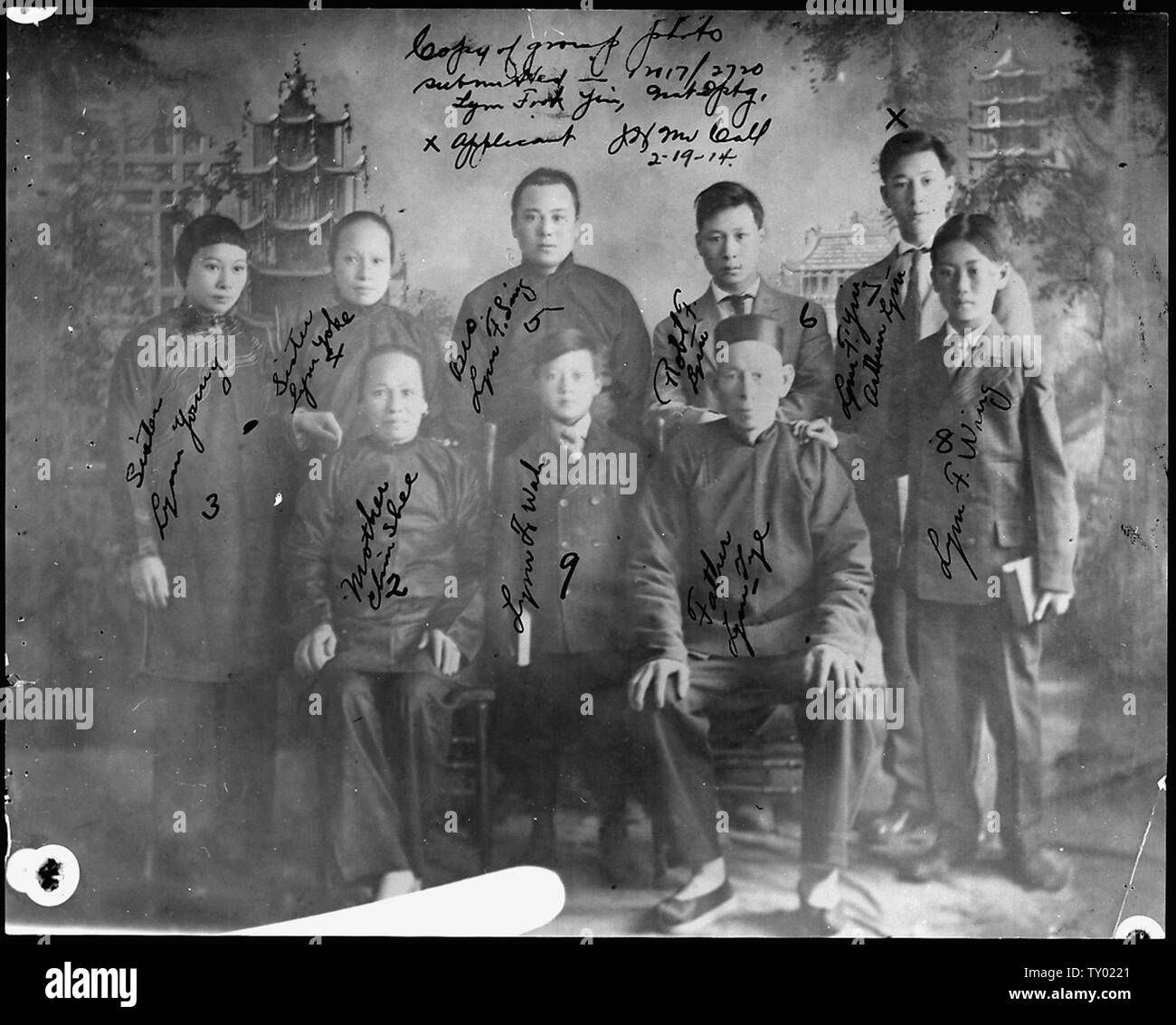 Copie de photo de groupe présenté en 12017/2720 ; Lim Fook Yin ; Nat(ive) Dptg (départ) ; X ( = ) Demandeur ; ( ? ? ? Difficile à lire) 2-19-14. Père, Lym Tye ; 2- mère, CHIN Shee ; 3- Soeur, Lym Yong ; 4- Soeur, Lim joug ; 5- Bro, Lym F. Ling ( ? Difficile à lire) ; 6- Robt F. Lym. ; 7- LYM F. Yin ; X ; Arthur Lym ; 8- LYM F. aile ; 9- LYM F. Wah. ; la portée et contenu : En plus de documents produits par des organismes du gouvernement fédéral, l'agence de l'immigration dossiers d'enquête relatifs à la Loi d'exclusion des Chinois (1882-1943) contiennent souvent des documents recueillis par les agences comme preuve, comme l'individu et de la famille phot Banque D'Images