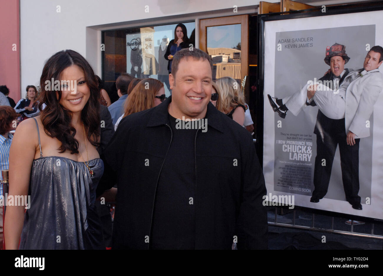 Acteur Kevin James (L) et sa femme Steffiana De La Cruz assister à la première de the motion picture comédie 'Je vous prononce maintenant Chuck et Larry' à Universal City, Californie le 12 juillet 2007. (Photo d'UPI/Jim Ruymen) Banque D'Images
