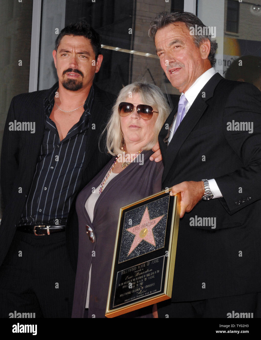 International film and television star Eric Braeden (R), qui a rejoint le casting de "feux de l' comme magnat des affaires Victor Newman en 1980, pose avec son épouse Dale Russell (C) et leur fils Christian Gudegast lors d'une cérémonie de dévoilement d'honorer avec le 2,342ème étoile sur le Hollywood Walk of Fame à Los Angeles, Californie le 20 juillet 2007. (Photo d'UPI Jim Ruymen) Banque D'Images