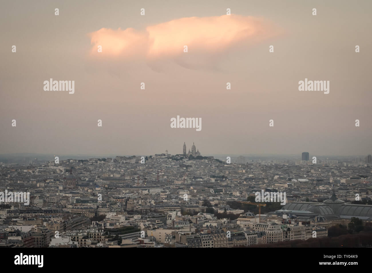 Paysage urbain d'un nuage blanc sur la basilique du Sacré-Cœur et les toits de Paris à soir Banque D'Images