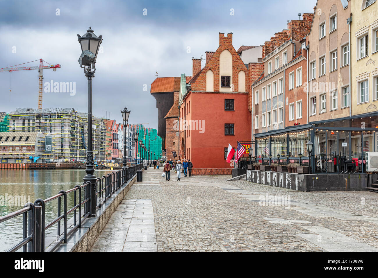 Gdansk, Pologne - Dec 14, 2019 : la vue classique de Gdansk avec la grue de Gdansk et l'historique des bâtiments de style hanséatique le long de la rivière Motlawa, Pologne Banque D'Images