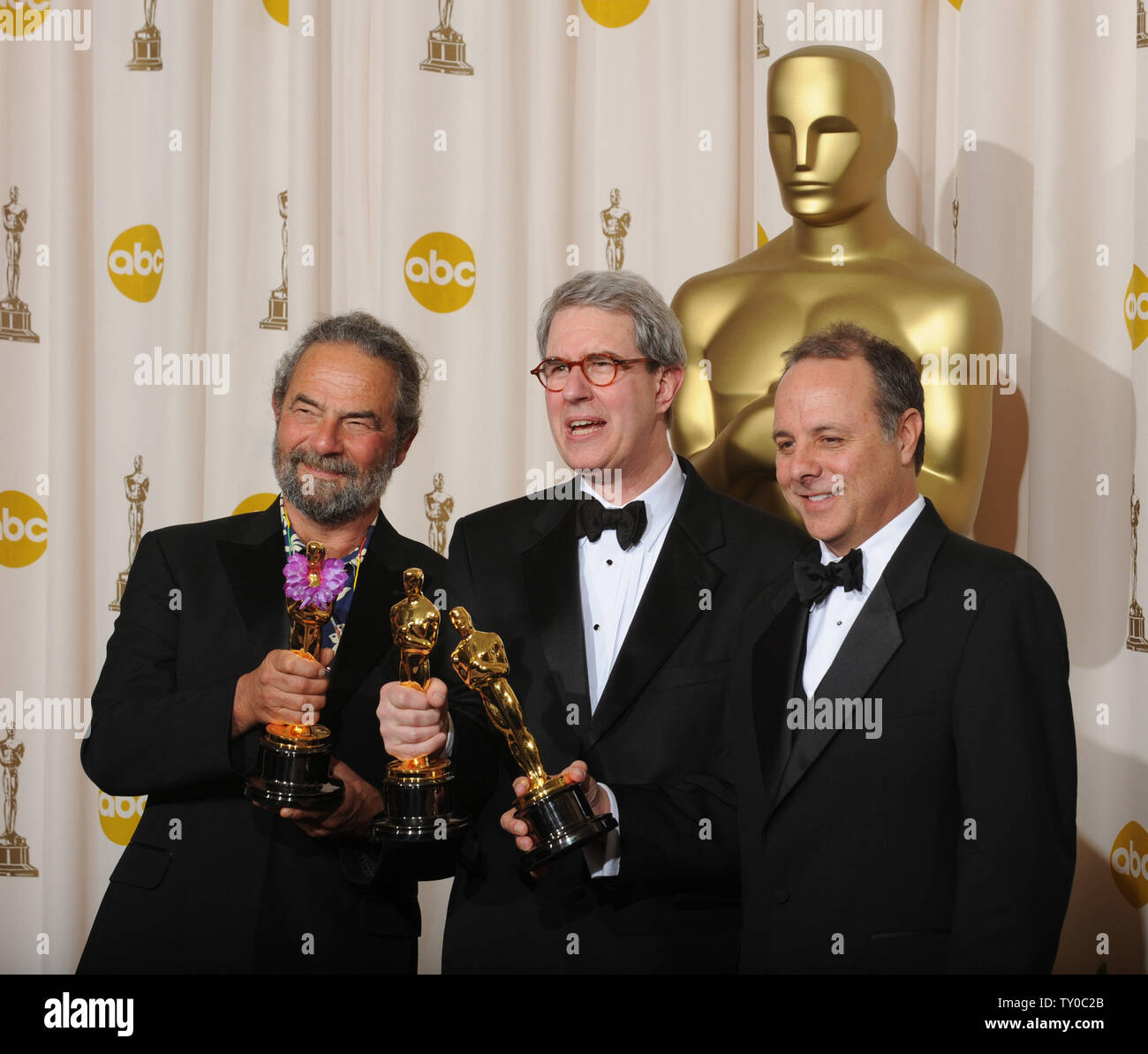 Scott Millan, David Parker et Kirk Francis posent avec leur Oscar pour les réalisations en mixage sonore pour 'The Bourne Ultimatum' au 80e congrès annuel de l'Academy Awards Kodak Theater à Hollywood, Californie le 24 février 2008. (Photo d'UPI/Jim Ruymen) Banque D'Images