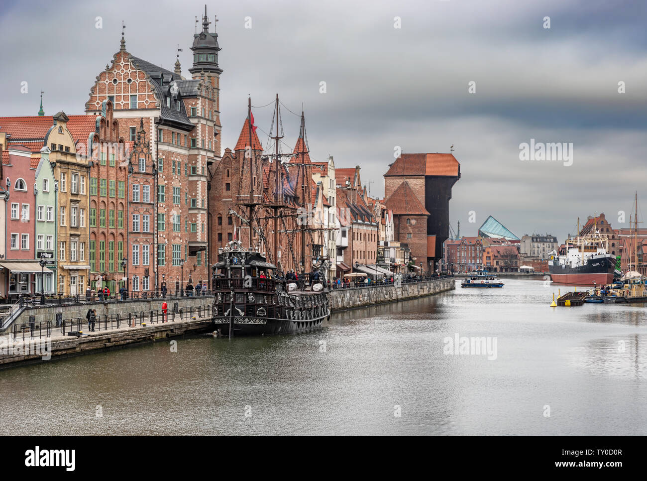 Gdansk, Pologne - Dec 14, 2019 : la vue classique de Gdansk avec la grue de Gdansk et l'historique des bâtiments de style hanséatique le long de la rivière Motlawa, Pologne Banque D'Images