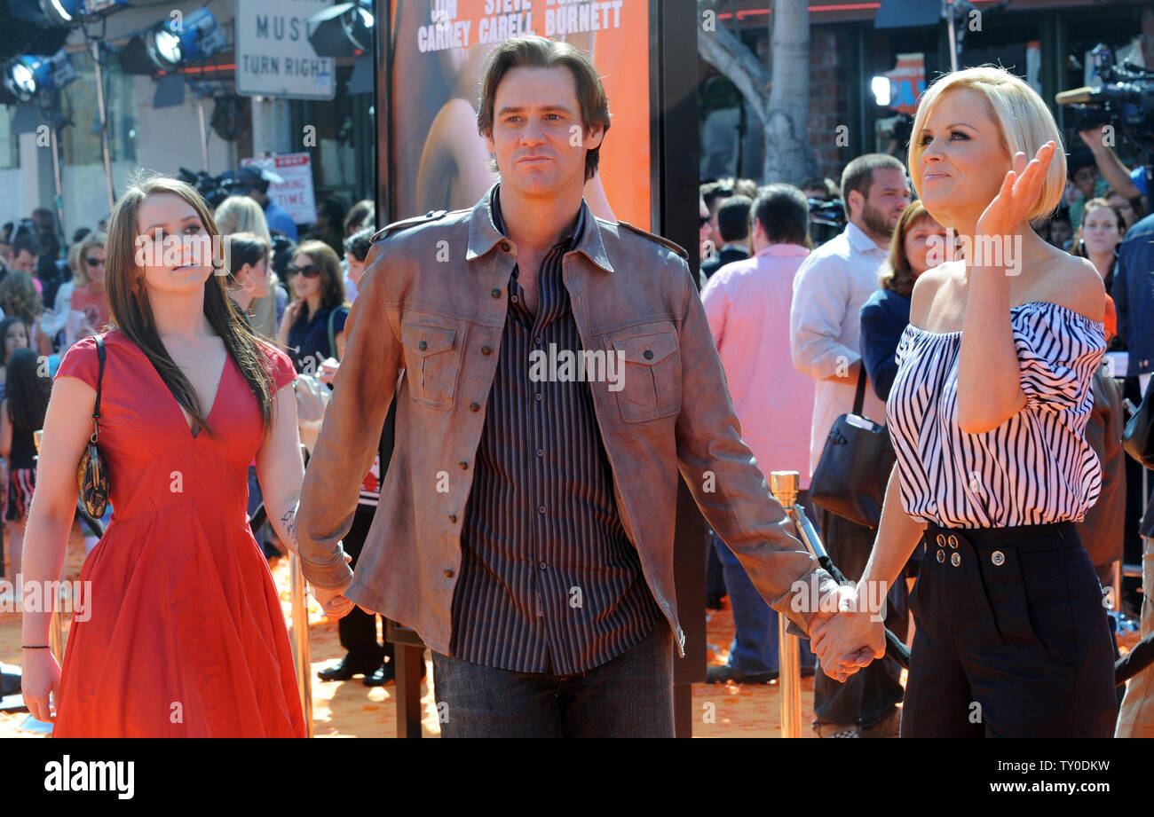 L'acteur Jim Carrey (C), la voix de Horton dans l'animated motion photo "Horton Hears a Who !", basé sur une histoire de Dr. Seuss, assiste à la première mondiale du film avec sa fille Jeanne (L) et petite amie Jenny McCarthy à Los Angeles le 8 mars 2008. (Photo d'UPI/Jim Ruymen) Banque D'Images