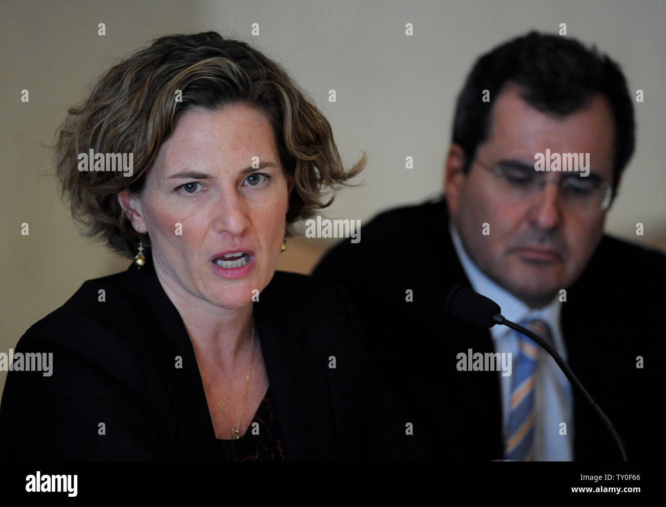 Laurie Rubiner, directeur exécutif, Malaria No More Policy Centre (L) et Peter Chernin, président et chef de News Corporation, participer à l'élimination du paludisme : un atelier à la Conférence mondiale 2008 Milken Institute à Los Angeles, Californie le 29 avril 2008. (Photo d'UPI/Jim Ruymen) Banque D'Images