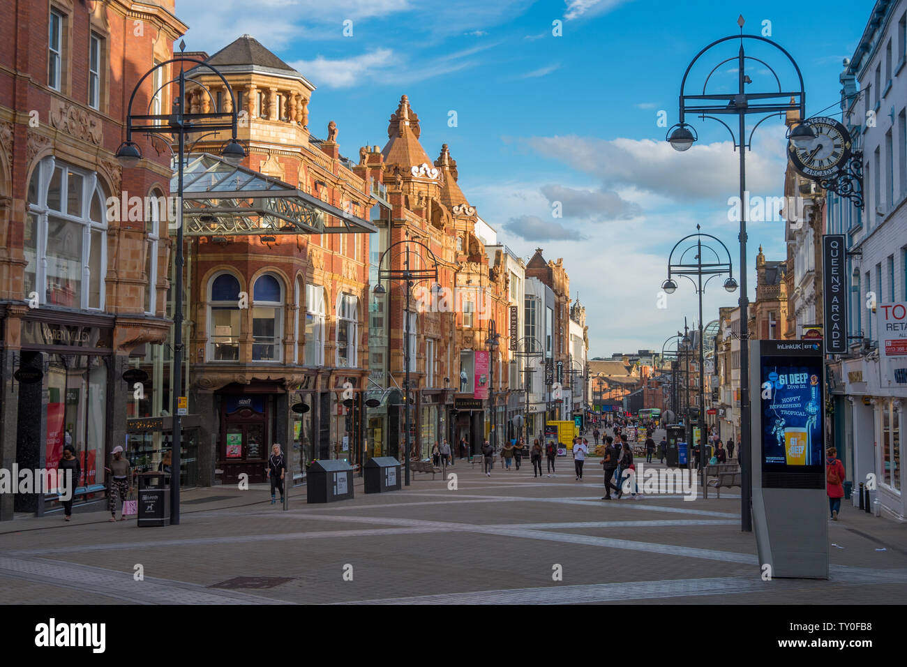 LEEDS, UK - 2 juin 2019 : Rue autour du centre-ville de Leeds, Royaume-Uni Banque D'Images