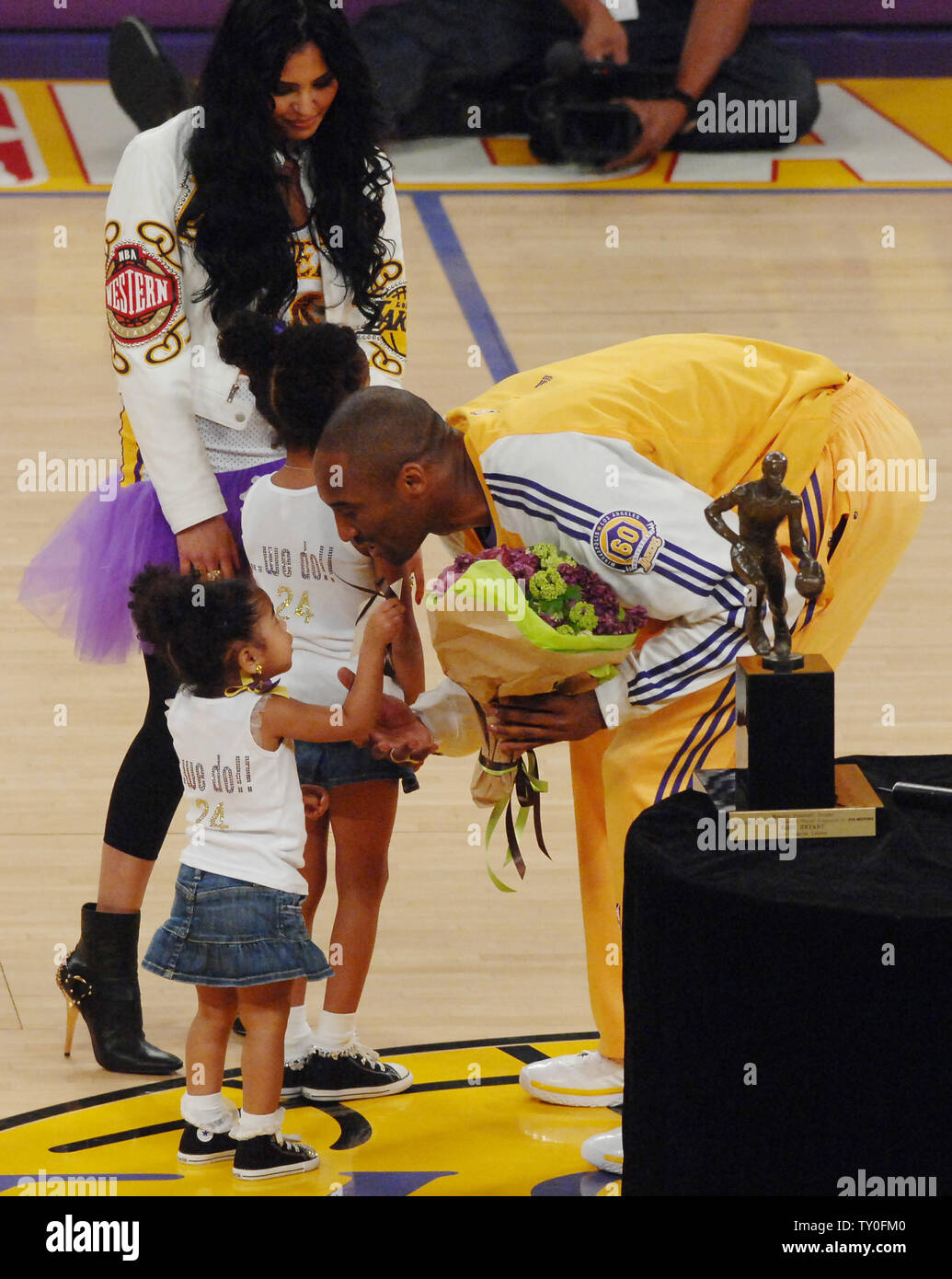 Los Angeles Lakers' Kobe Bryant, (R), embrasse sa fille Gianna comme sa  femme Vanessa et fille Natalia regardez sur la NBA après avoir reçu le plus  utile (MVP) trophy avant jeu 2