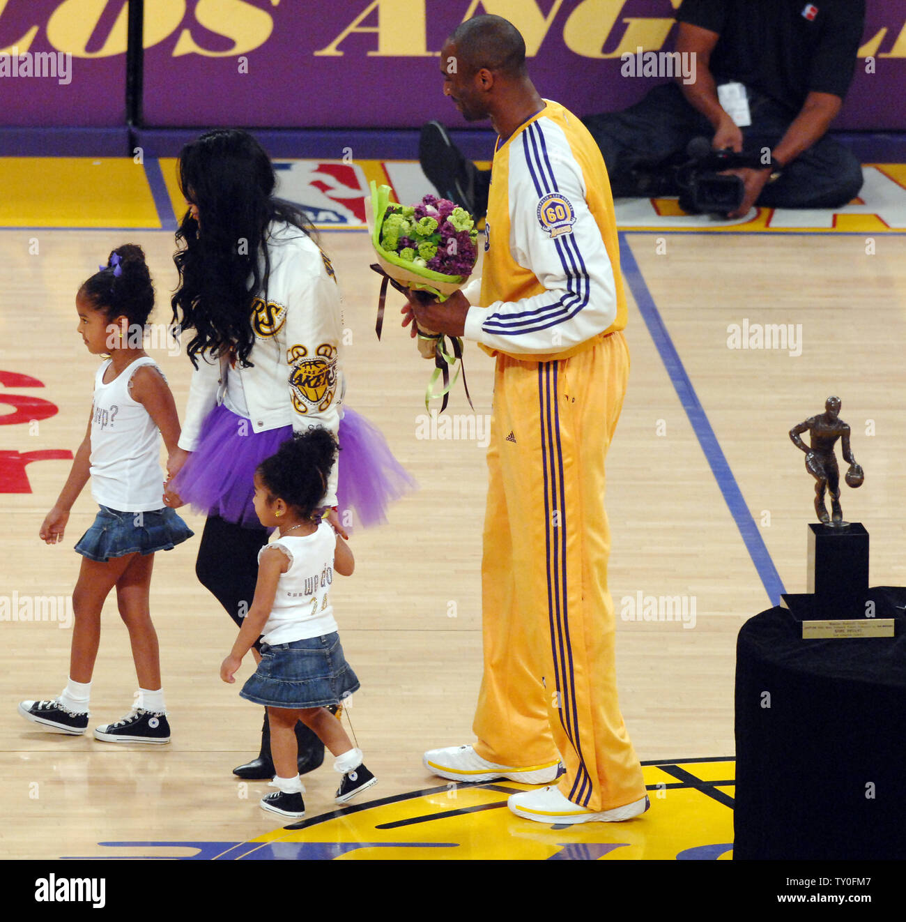 Los Angeles Lakers' Kobe Bryant, (R), regarde sa femme Vanessa et filles Natalia (L) et Gianna partent après avoir reçu la NBA le plus utile (MVP) trophy avant jeu 2 contre les Utah Jazz dans la conférence de l'Ouest demi-finales à Los Angeles le 7 mai 2008. (Photo d'UPI/Shotaro Yamada) Banque D'Images