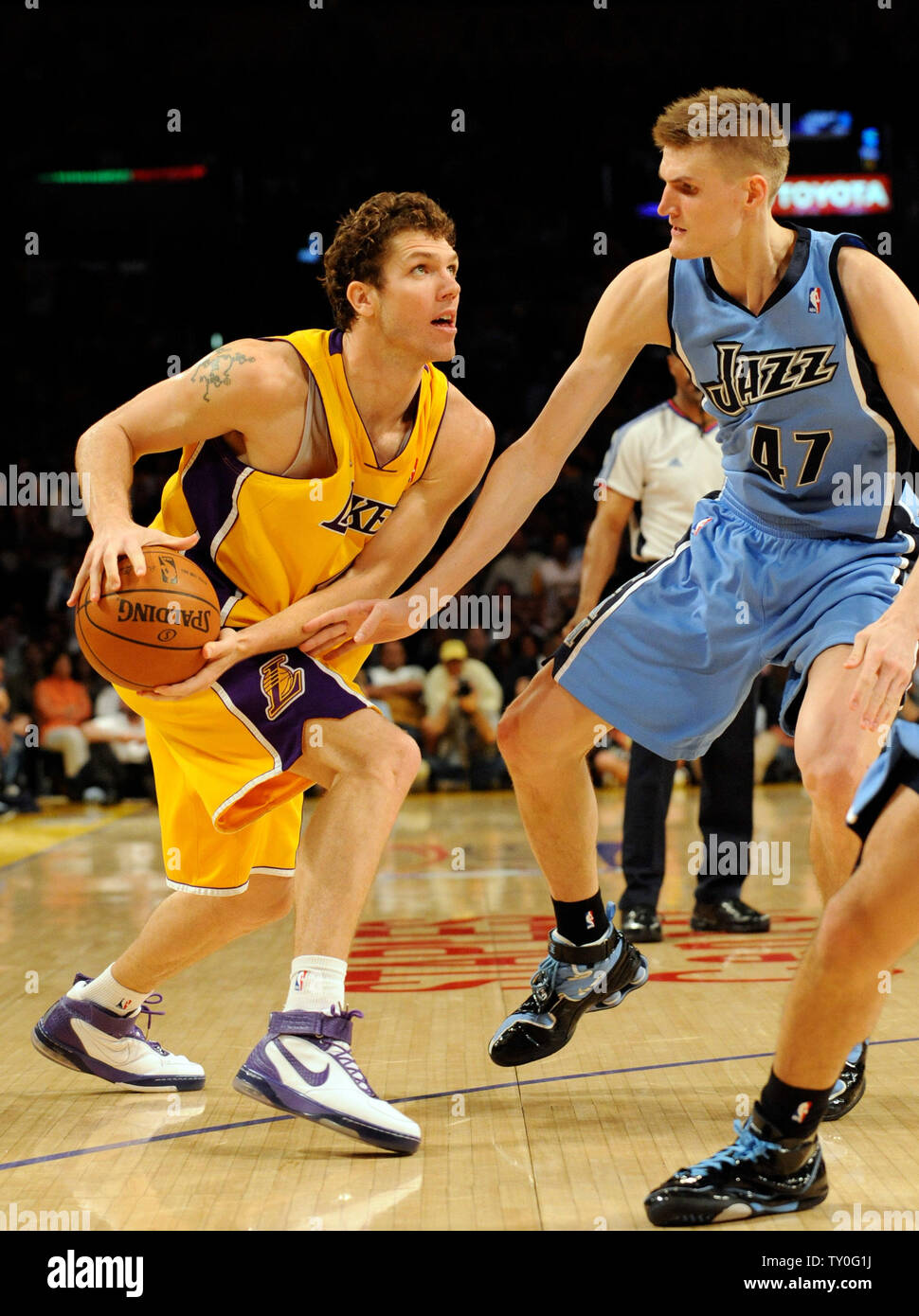 Los Angeles Lakers Luke Walton se prépare à tirer contre Utah Jazz avant Andrei Kirilenko (R) au cours du deuxième semestre l'action dans le jeu 5 de la demi-finale de conférence de l'Ouest à Los Angeles le 14 mai 2008. Les Lakers a défait le Jazz 111-104. (Photo d'UPI/Jon SooHoo) Banque D'Images