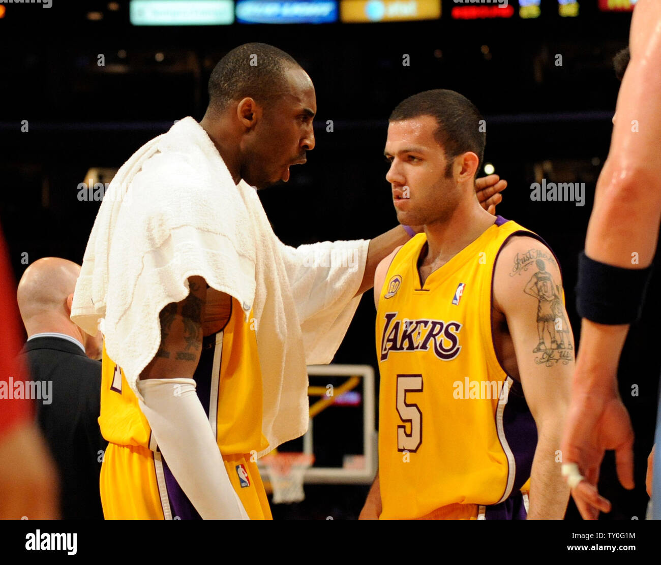 Los Angeles Lakers Kobe Bryant garde lance son coéquipier Jordan Farmar (R) au cours du deuxième semestre dans le jeu 5 de la demi-finale de conférence de l'Ouest à Los Angeles le 14 mai 2008. Les Lakers a défait le Jazz 111-104. (Photo d'UPI/Jon SooHoo) Banque D'Images