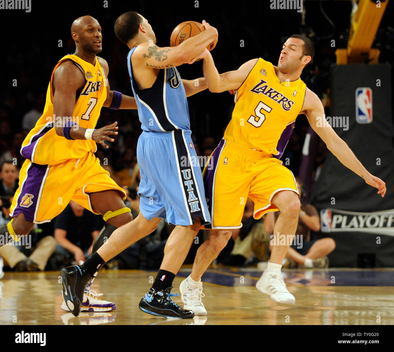 Utah Jazz guard Deron Williams (C) a ball volés par Los Angeles Laker guard Jordan Farmar comme coéquipier Lamar Odon regarde pendant la seconde moitié l'action dans le jeu 5 de la demi-finale de conférence de l'Ouest à Los Angeles le 14 mai 2008. Les Lakers a défait le Jazz 111-104. (Photo d'UPI/Jon SooHoo) Banque D'Images