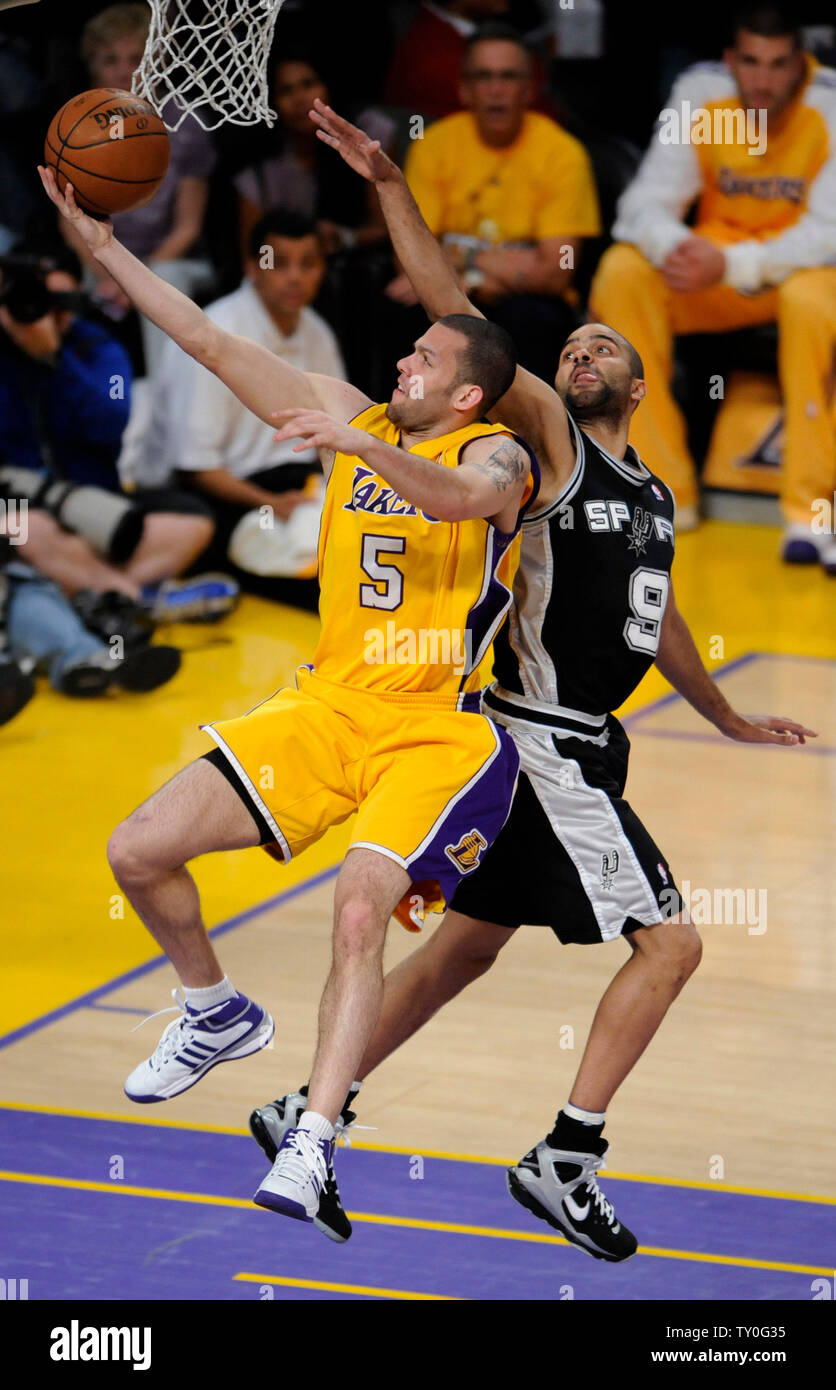 Los Angeles Lakers Jordan Farmar (5) va au panier comme San Antonio Spurs Tony Parker défend au cours de la première moitié de Match 2 de la finale de basket-ball NBA Western Conference à Los Angeles le 23 mai 2007. (UPI Photo/ Phil McCarten) Banque D'Images