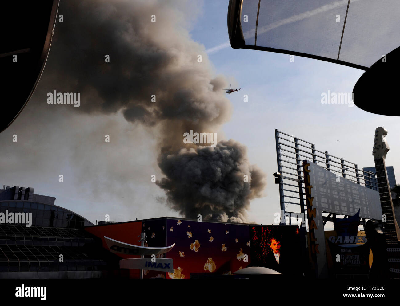 La fumée s'élève au pied universel qu'un incendie fait rage hors de contrôle sur le backlot rempli de plateaux de cinéma à Universal Studios à Universal City, en Californie, à 19 km du centre-ville de Los Angeles le 1er juin 2008. Le gigantesque incendie a détruit une grande partie de son temps, le paysage de la ville de New York et brûlés par le segment de King Kong le backlot tour populaire. (Photo d'UPI/Jim Ruymen) Banque D'Images