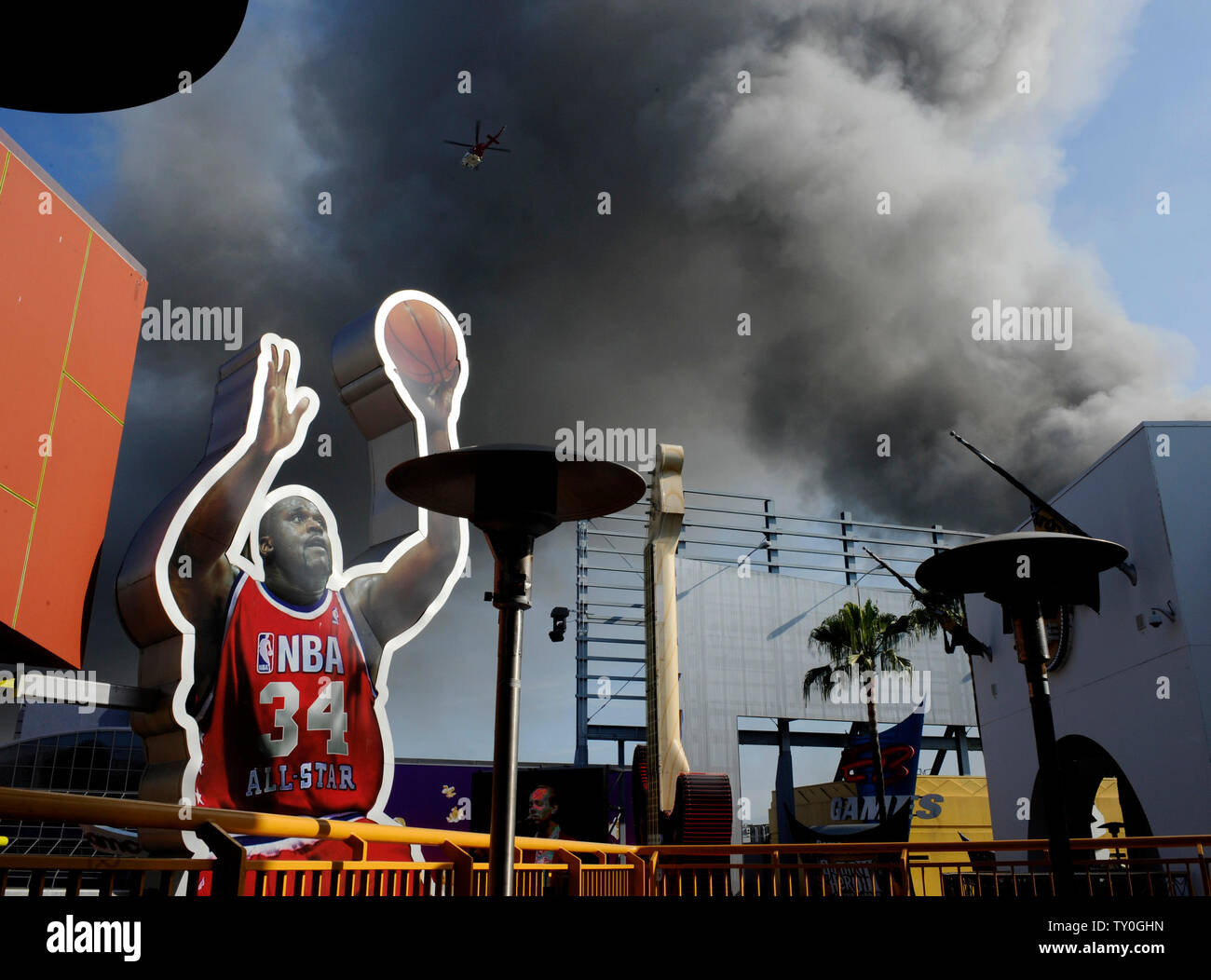 La fumée s'élève au pied universel qu'un incendie fait rage hors de contrôle sur le backlot rempli de plateaux de cinéma à Universal Studios à Universal City, en Californie, à 19 km du centre-ville de Los Angeles le 1er juin 2008. Le gigantesque incendie a détruit une grande partie de son temps, le paysage de la ville de New York et brûlés par le segment de King Kong le backlot tour populaire. (Photo d'UPI/Jim Ruymen) Banque D'Images