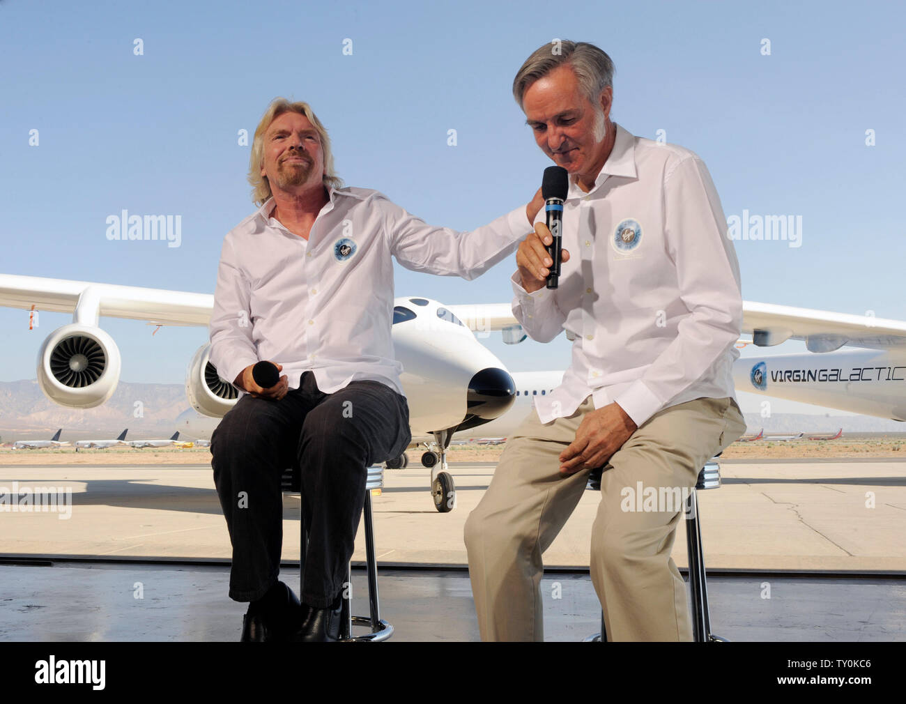 Fondateur du groupe Virgin Richard Branson milliardaire (L) et Burt Rutan, Scaled Composites, président de répondre aux questions des médias après l'implantation de la Virgin Galactic mothership WhiteKnightTwo à Mojave, Californie le 28 juillet 2008. Les deux aéronefs fuselage WhiteKnightTwo transportera SpaceShipTwo pour lancer passagers commerciaux dans l'espace. (Photo d'UPI/Jim Ruymen) Banque D'Images