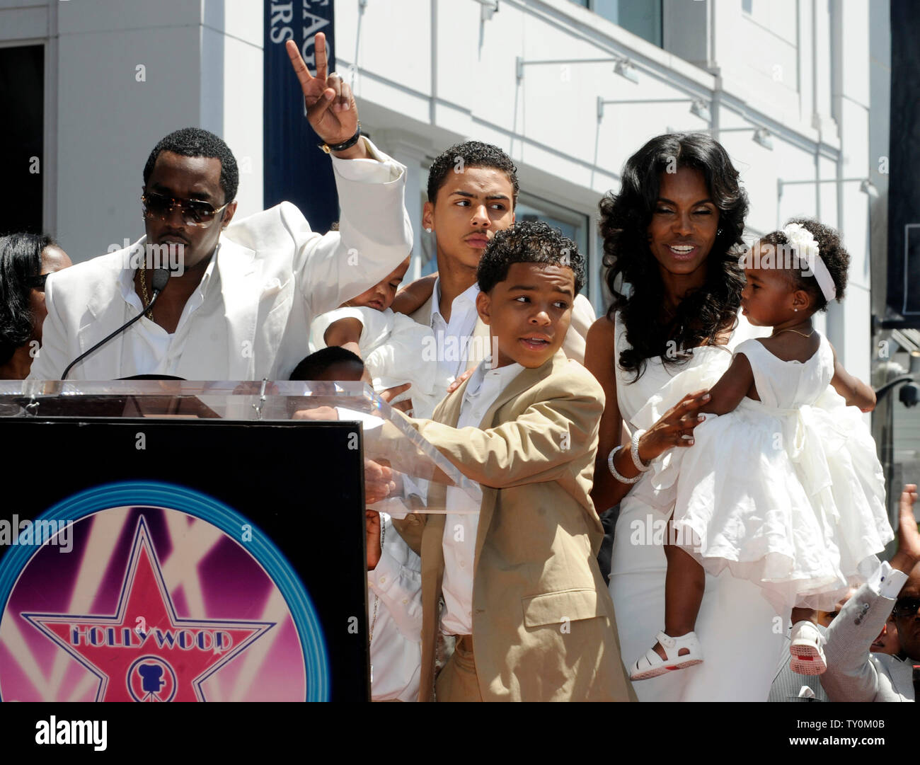 Sean Diddy Combs introduit son étoile avec sa petite amie, modèle Kim Porter et leurs enfants les peignes reçoit le 262e, 2 étoile sur le Hollywood Walk of Fame à Los Angeles le 2 mai 2008. Enfants illustré (L-R) Les peignes et Porter's fils Christian, Porter's fils Quincy Jones Brown Jr., peignes et Porter's filles jumelles d'Lila Star Combs et Jessie James Combs et peignes et Porter's fils Justin Dior Combs. (Photo d'UPI/Jim Ruymen) Banque D'Images