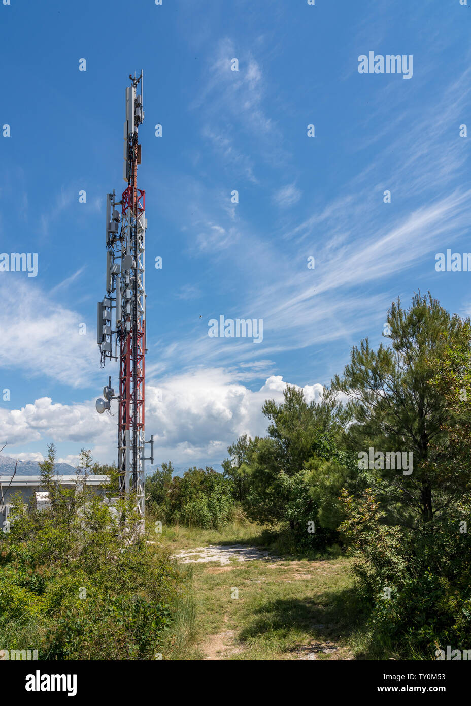 Tour de téléphonie cellulaire en milieu rural en Croatie offrant un service de téléphone mobile Banque D'Images