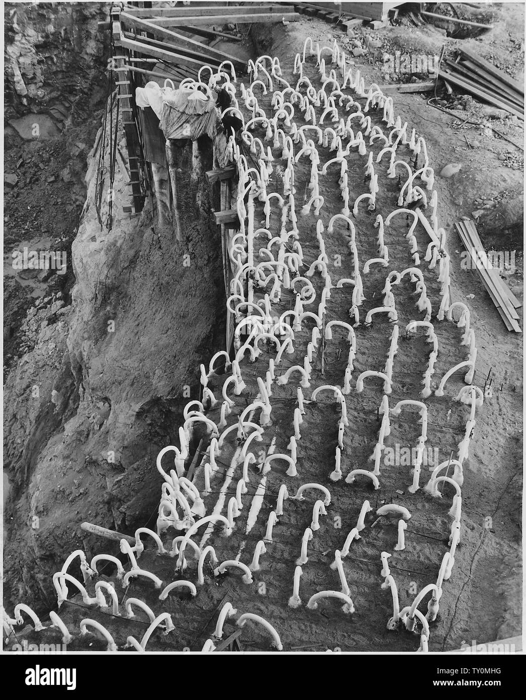 Détail de haut de frozen arch montrant raccords sur les tuyaux de circulation de saumure. ; Portée et contenu : la photographie de deux volumes d'une série d'albums de photos documentant la construction du barrage de Grand Coulee et travaux connexes sur le bassin du Columbia Projet. Banque D'Images