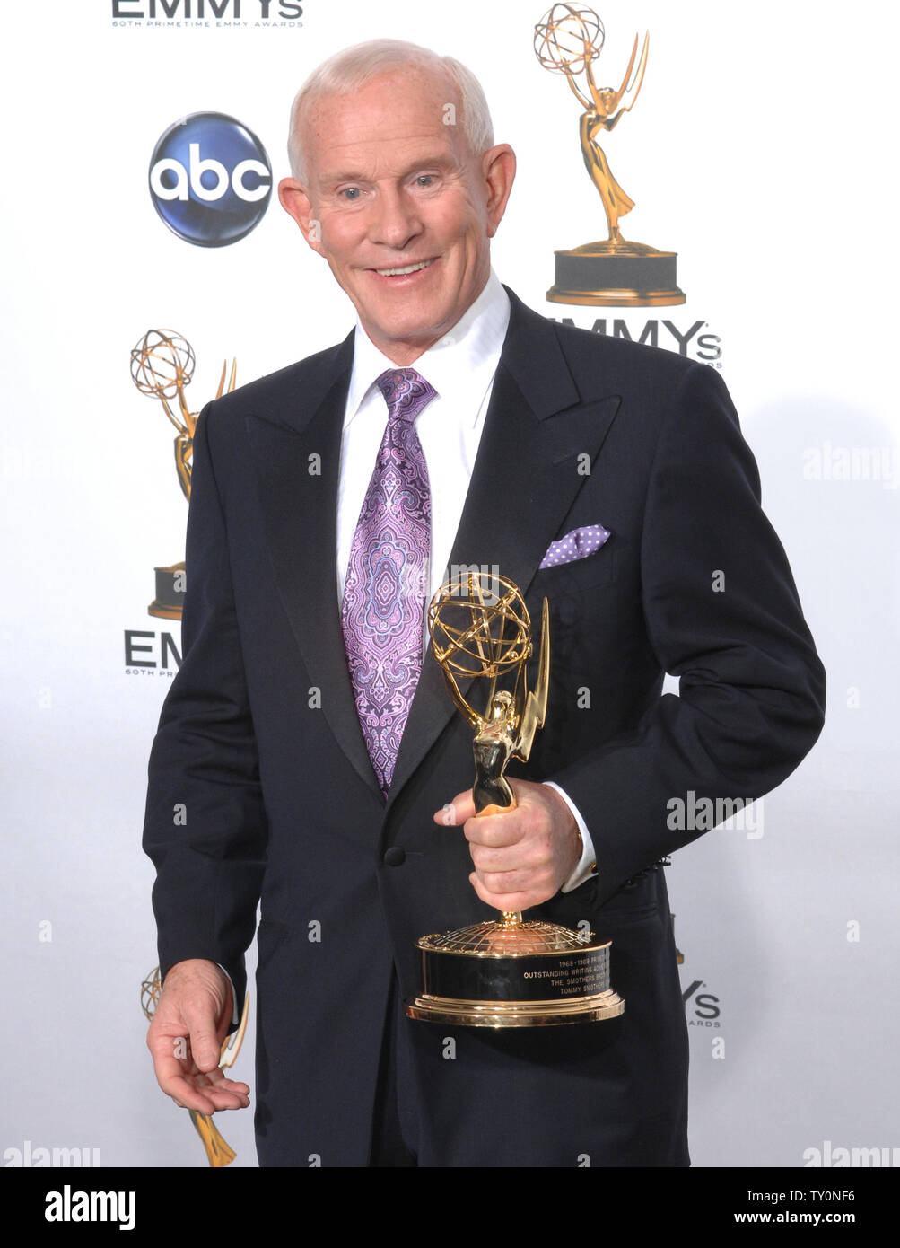 Tommy Smothers détient son Emmy Award en coulisses lors de la 60e Primetime Emmy Awards au Nokia Center de Los Angeles le 21 septembre 2008. (Photo d'UPI/Scott Harms) Banque D'Images