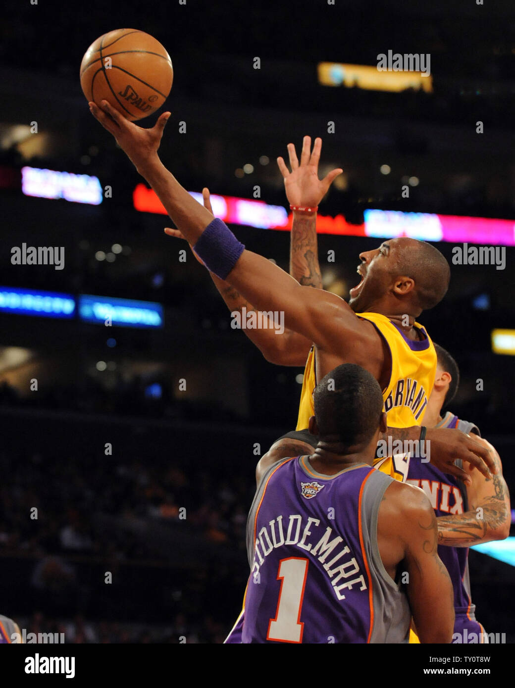 Los Angeles Lakers Kobe Bryant des scores sur Phoenix Suns' Amar'e Stoudemire pendant la seconde moitié l'action au Staples Center de Los Angeles le 10 décembre 2008. Les Lakers a battu les Suns 115-110. (Photo d'UPI/Jon SooHoo) Banque D'Images