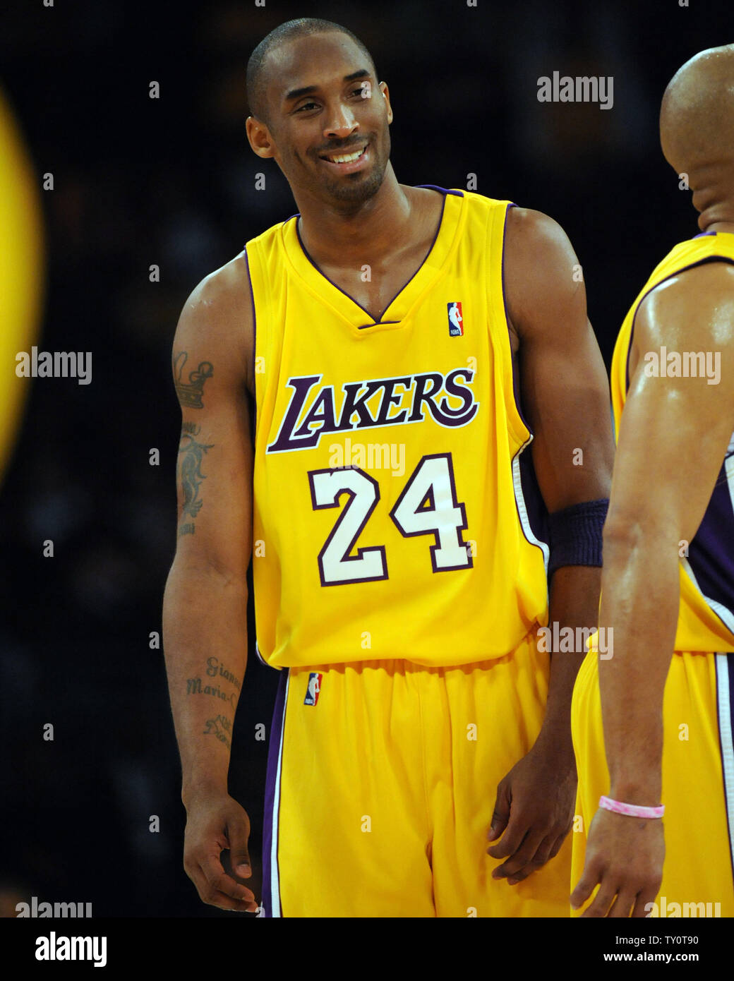 Los Angeles Lakers Kobe Bryant des sourires pendant la seconde moitié des mesures contre les Phoenix Suns au Staples Center de Los Angeles le 10 décembre 2008. Les Lakers a battu les Suns 115-110. (Photo d'UPI/Jon SooHoo) Banque D'Images