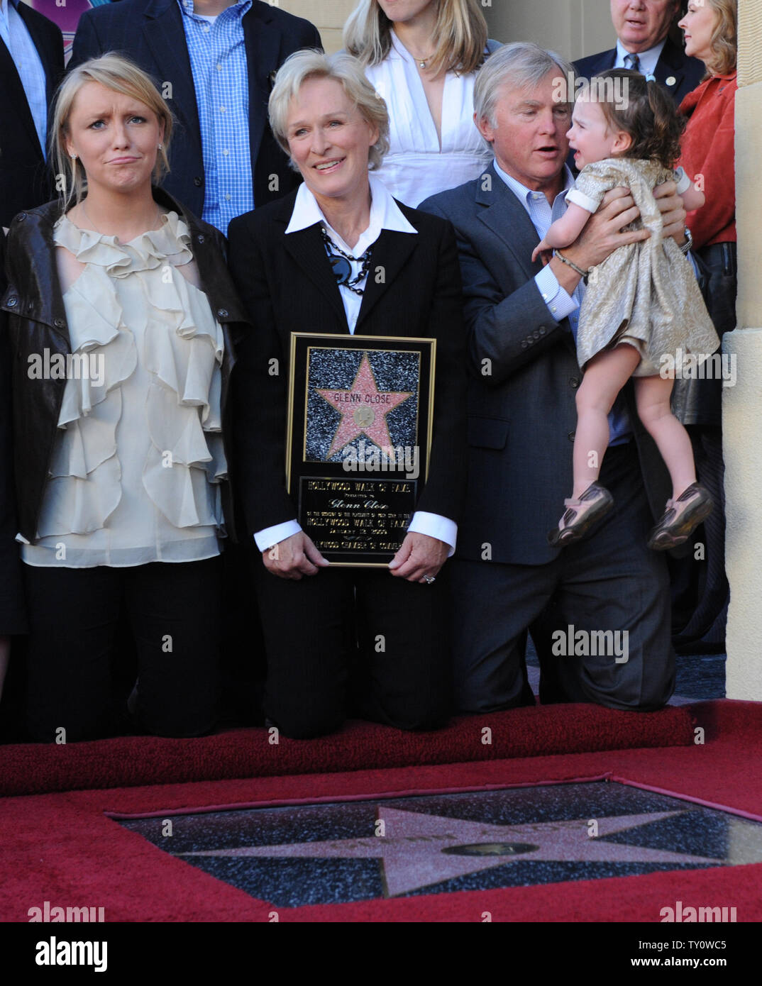 L'actrice Glenn Close est rejoint par sa fille Annie Starke (L) et mari David Shaw et sa fille Lucie Shaw, après qu'elle a été honorée avec le 2,378ème étoile sur le Hollywood Walk of Fame au cours d'une cérémonie de dévoilement à Los Angeles le 12 janvier 2009. (Photo d'UPI/Jim Ruymen) Banque D'Images