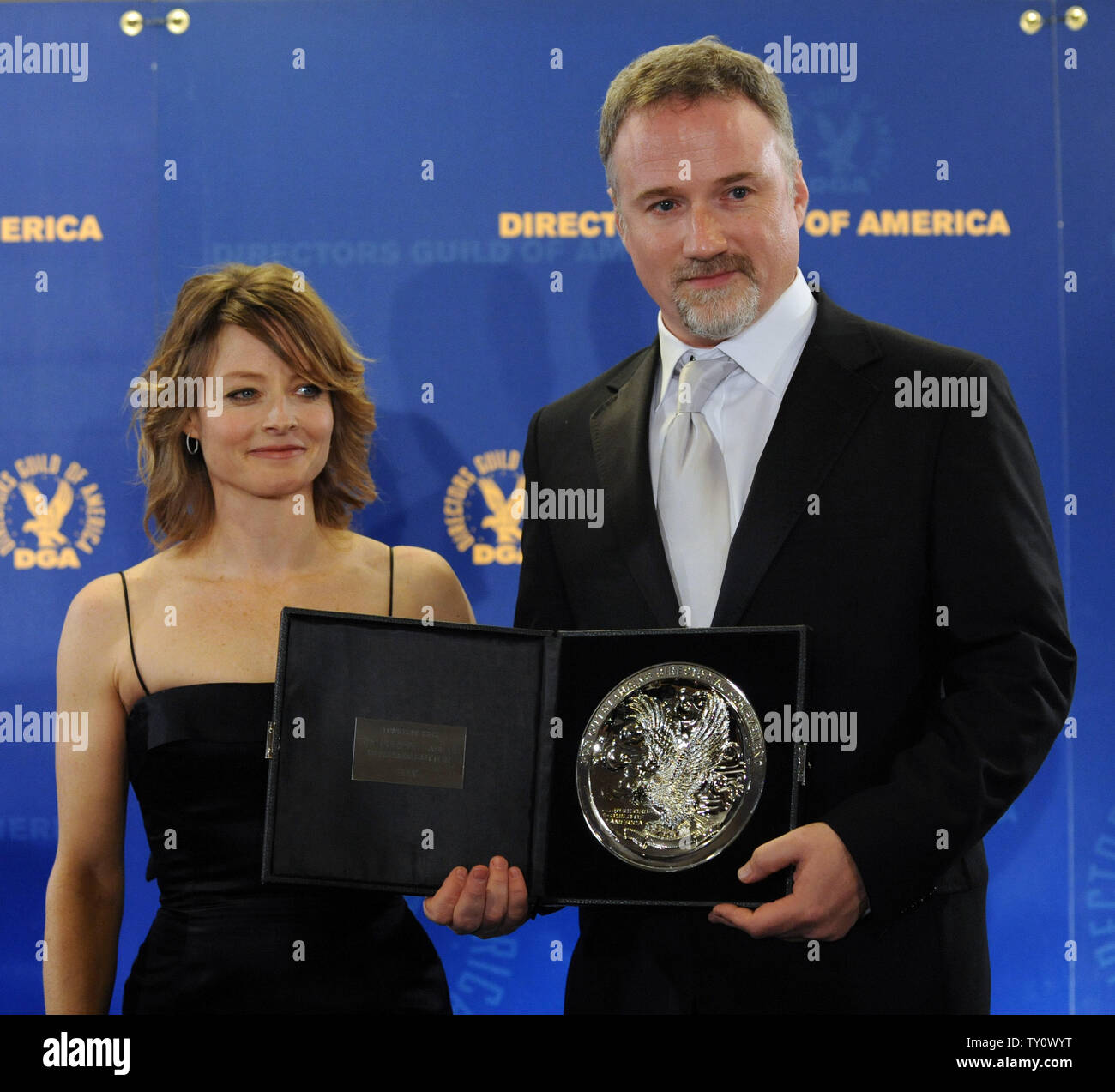 L étrange Histoire De Benjamin Button Nominations David Fincher s'affiche avec backstage sa nomination Award for Outstanding  Achievement directorial long métrage de 'l'Etrange histoire de Benjamin  Button' et présentateur Jodie Foster, à la 61e Directors Guild of America  Awards