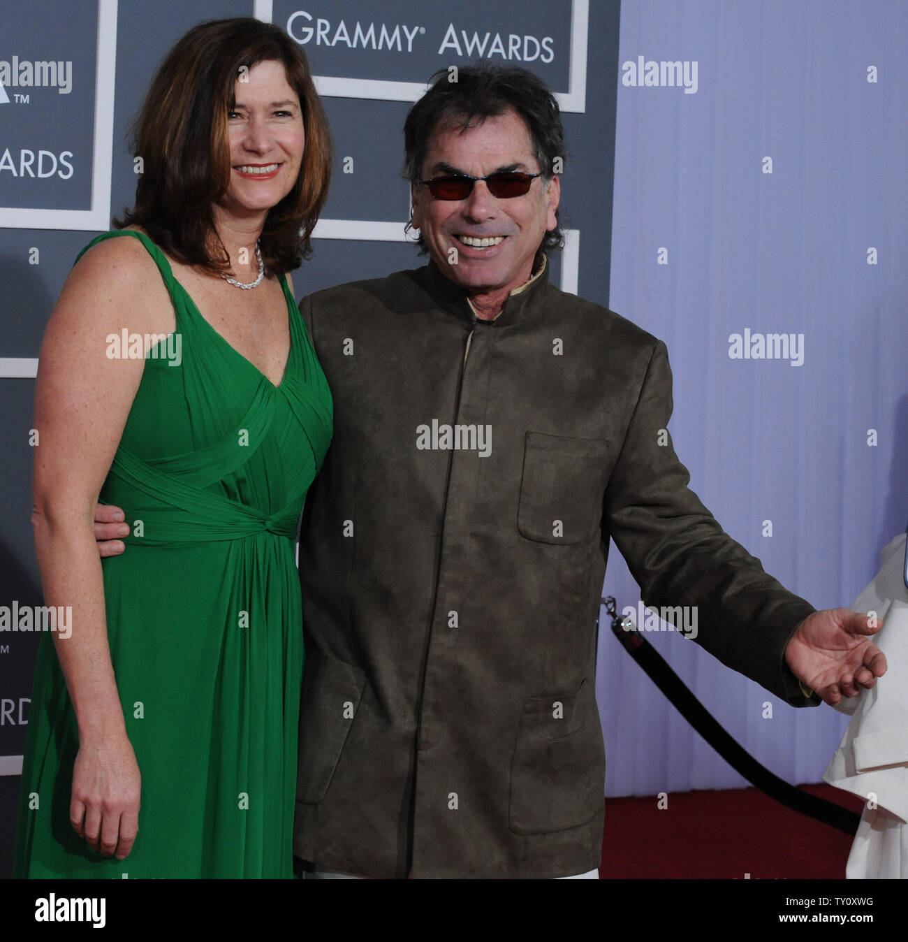 Mickey Hart (R) et son épouse Caryl arrivent à la 51e cérémonie