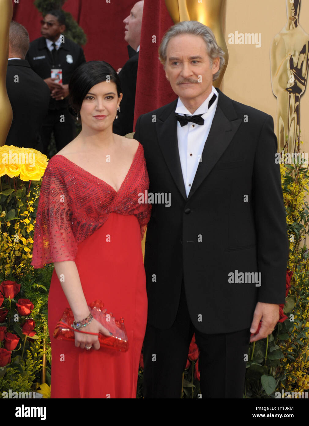 L'acteur Kevin Kline et sa femme Phoebe Cates arrivent à la 81e soirée des Oscars à Hollywood le 22 février 2009. (UPI Photo/ Roger L. Wollenberg) Banque D'Images