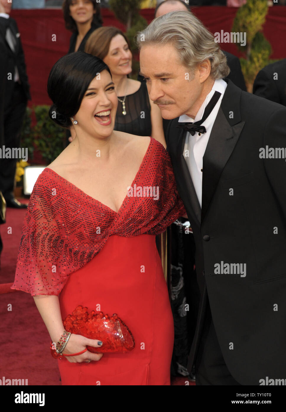 L'acteur Kevin Kline et sa femme Phoebe Cates arrivent à la 81e soirée des Oscars à Hollywood le 22 février 2009. (UPI Photo/ Roger L. Wollenberg) Banque D'Images