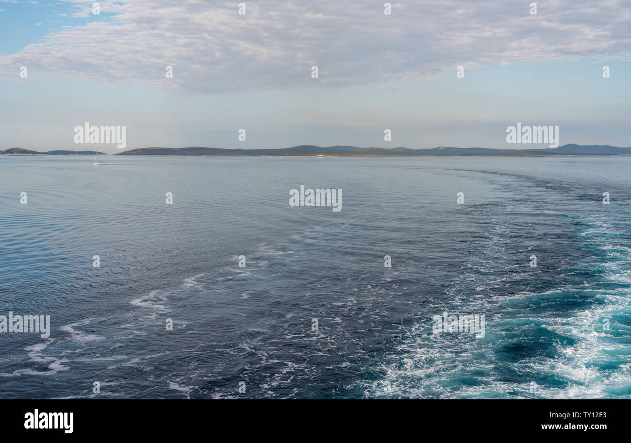Îles au large de la côte de la Croatie, en tant que navire de croisière Zadar approches Banque D'Images