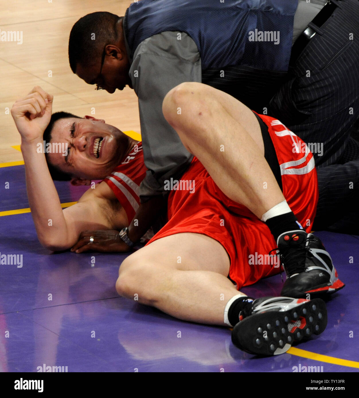 Les Houston Rockets Yao Ming grimaces de douleur au genou après avoir heurté au coude avec Los Angeles Lakers Kobe Bryant dans le quatrième trimestre de Match 1 de leur demi-finale de conférence de l'Ouest au Staples Center de Los Angeles le 4 mai 2009. Yao boitait de la cour uniquement pour revenir quelques minutes plus tard. Les Rockets a battu les Lakers 100-92 pour diriger la meilleur-de-sept séries 1-0. (Photo d'UPI/Jim Ruymen) Banque D'Images