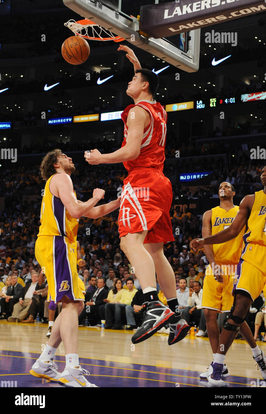 Des Houston Rockets Yao Ming confitures sur Los Angeles Lakers Pau Gasol" au cours du jeu 1 de leur demi-finale de conférence de l'Ouest au Staples Center de Los Angeles le 4 mai 2009. Les Rockets a battu les Lakers 100-92 pour diriger la meilleur-de-sept séries 1-0. (Photo d'UPI/Jim Ruymen) Banque D'Images