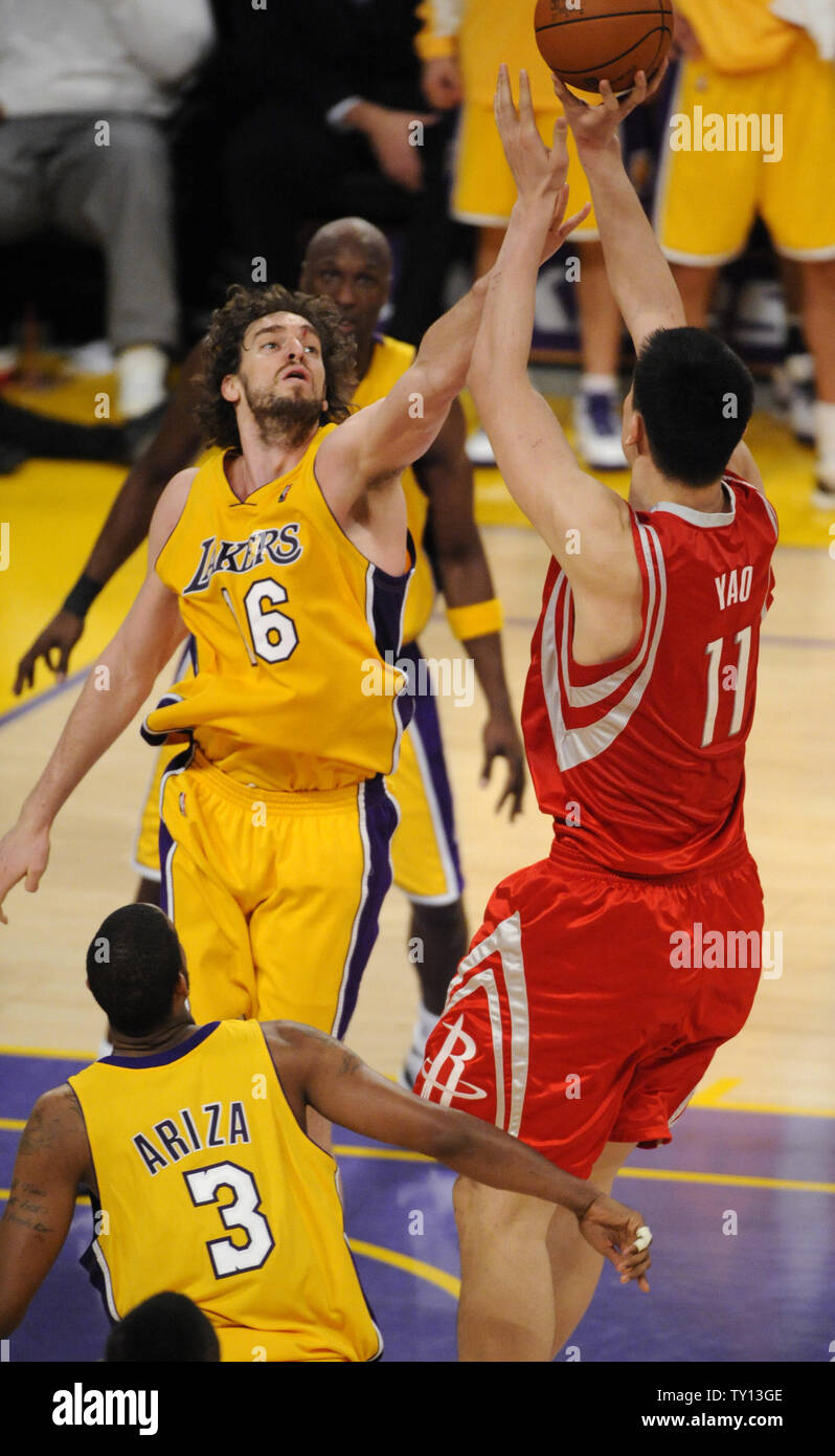 Des Houston Rockets Yao Ming (11) tire sur la Los Angeles Lakers Pau Gasol (16') au cours de la deuxième moitié de leur demi-finale de conférence Ouest NBA match 1 à Los Angeles le 4 mai 2009. Houston a remporté 100-92.(UPI Photo/ Phil McCarten) Banque D'Images