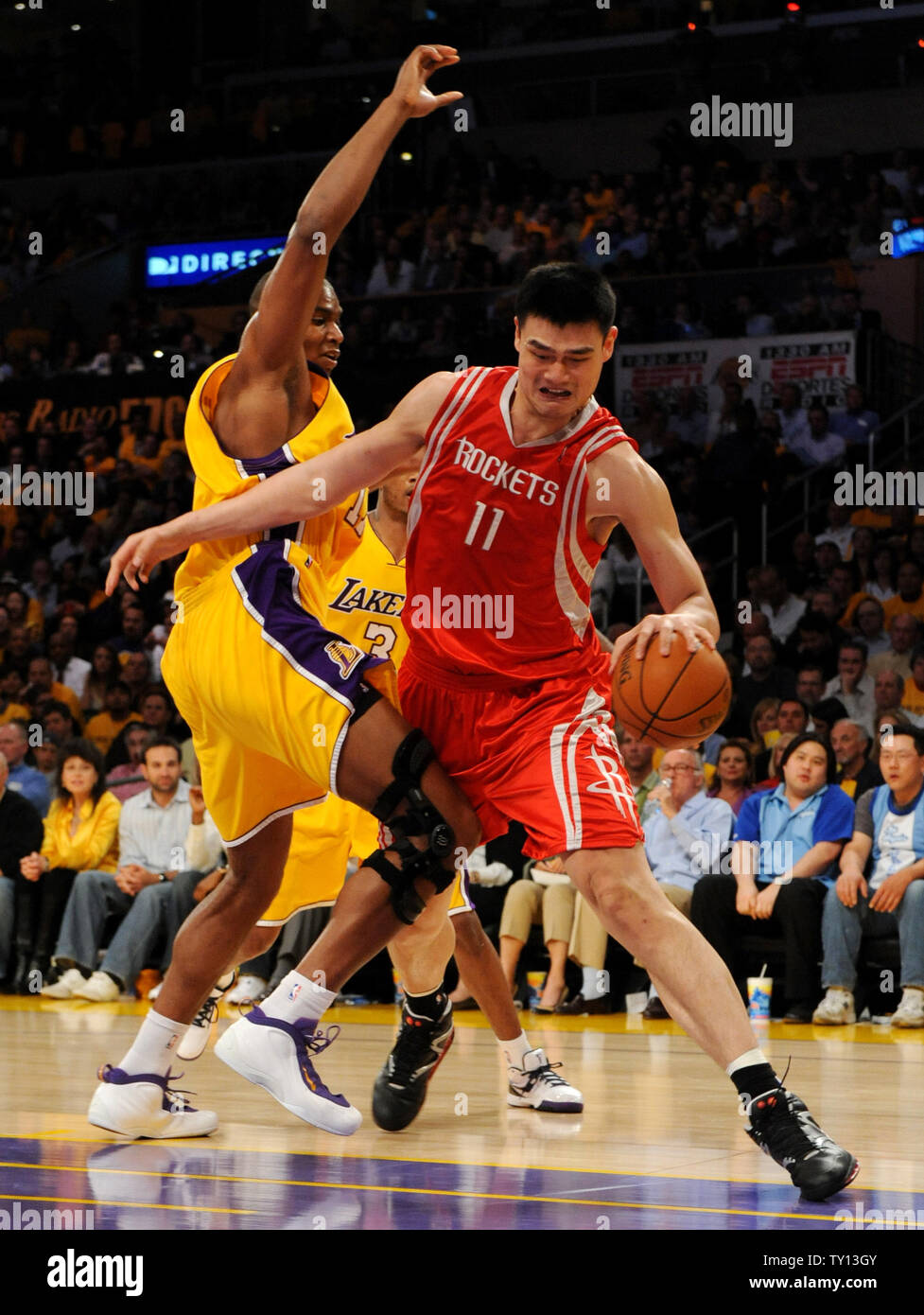 Des Houston Rockets Yao Ming durs autour de Los Angeles Lakers' Andrew Bynum au cours de jeu 1 de leur demi-finale de conférence de l'Ouest au Staples Center de Los Angeles le 4 mai 2009. Les Rockets a battu les Lakers 100-92 pour diriger la meilleur-de-sept séries 1-0. (Photo d'UPI/Jim Ruymen) Banque D'Images