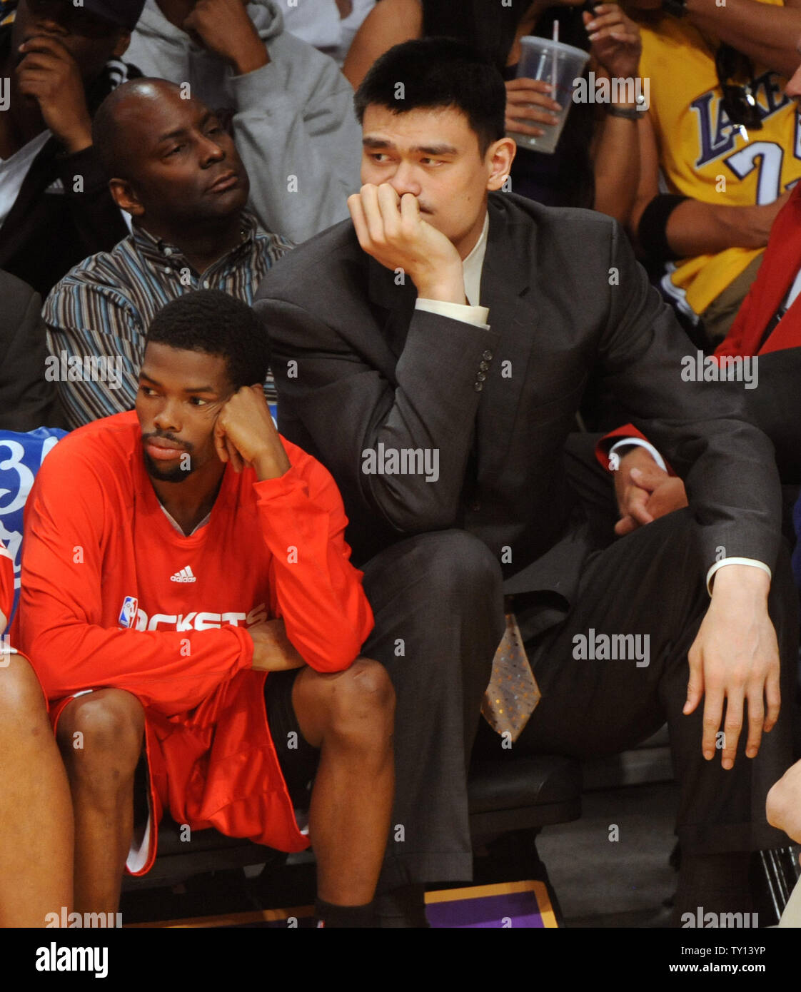 Les Houston Rockets' Aaron Brooks (L) et Yao Ming regardez sur à l'audience durant le jeu 5 de leur demi-finale de conférence de l'Ouest comme les Lakers en déroute les Rockets 118-78 au Staples Center de Los Angeles le 12 mai 2009. Les Lakers mènent la meilleur-de-sept séries 3-2. (Photo d'UPI/Jim Ruymen) Banque D'Images