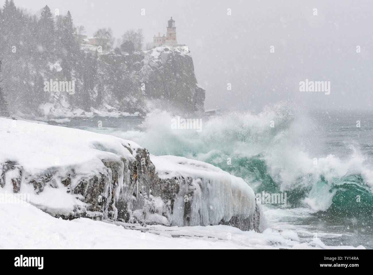 Frappant les vagues du rivage du lac Supérieur, le phare de Split Rock State Park, février, le comté de Lake, MN, USA, par Dominique Braud/Dembinsky Assoc Photo Banque D'Images